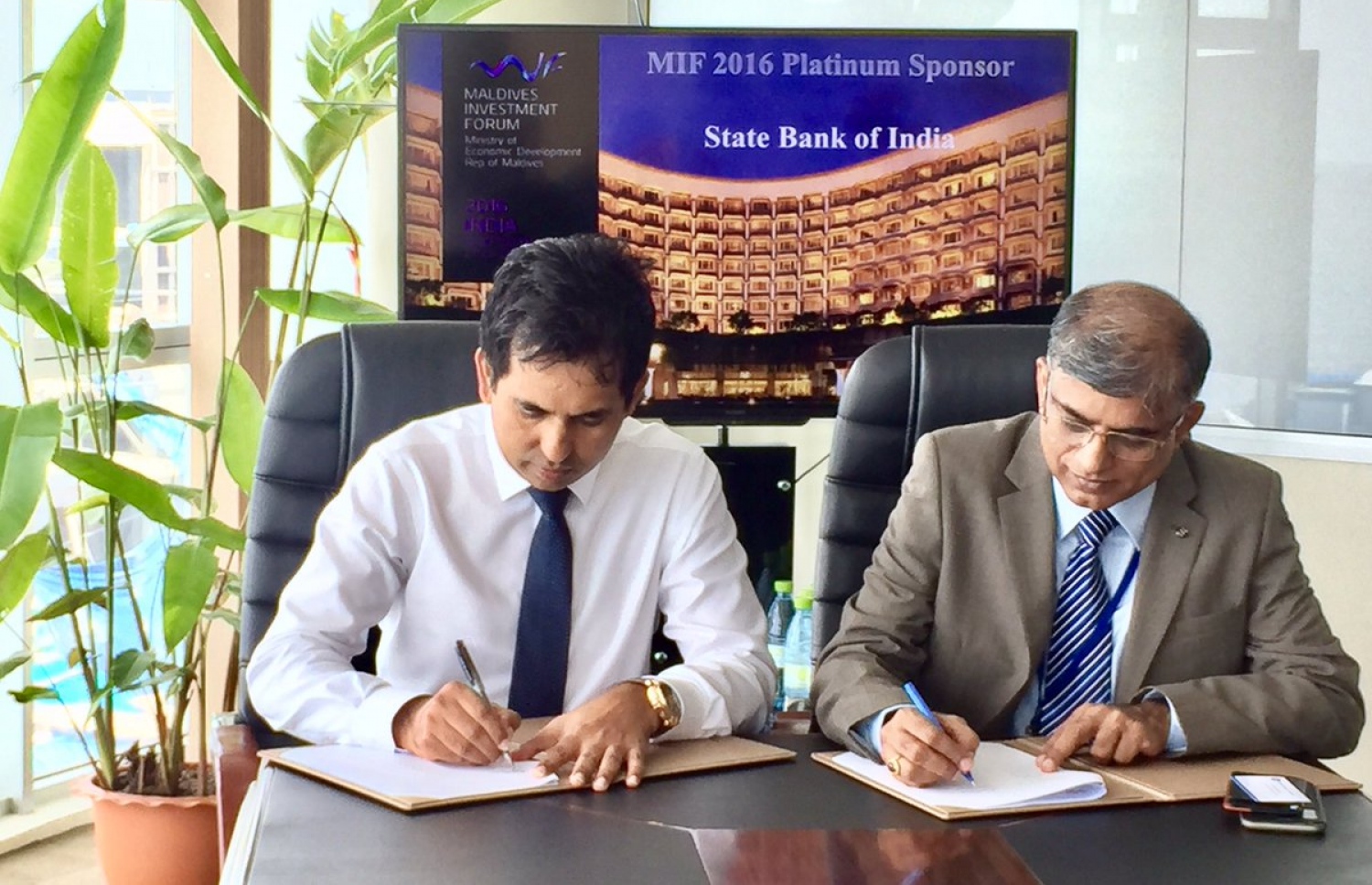 އިންވެސްޓްމަންޓް ފޯރަމްގެ ޕާޓްނަރަކަށް ވުމުގެ އެއްބަސްވުމުގައި އިކޮނޮމިކް މިނިސްޓަރު މުހައްމަދު ސައީދާއި އެސްބީއައިގެ ރާއްޖޭގެ ބްރާންޗުގެ ސީއީއޯ ޝަންކަރު ނާރަޔަން ސޮއިކުރައްވަނީ.-- ފޮޓޯ: އިކޮނޮމިކް މިނިސްޓްރީ