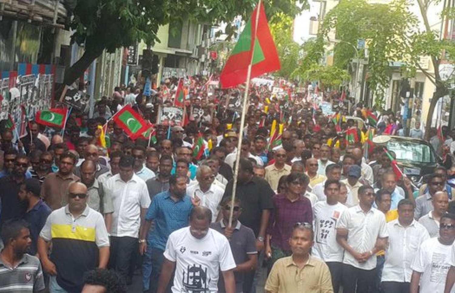 މެއި 1، 2015 ގައި ރައީސް ޔާމީންގެ ސަރުކާރާ ދެކޮޅަށް އަދާލަތު ޕާޓީ އާއި އެމްޑީޕީ ގުޅިގެން ބޭއްވި ބޮޑު މުޒާހަރާގެ ތެރެއިން. --ފޮޓޯ އެމްޑީޕީ