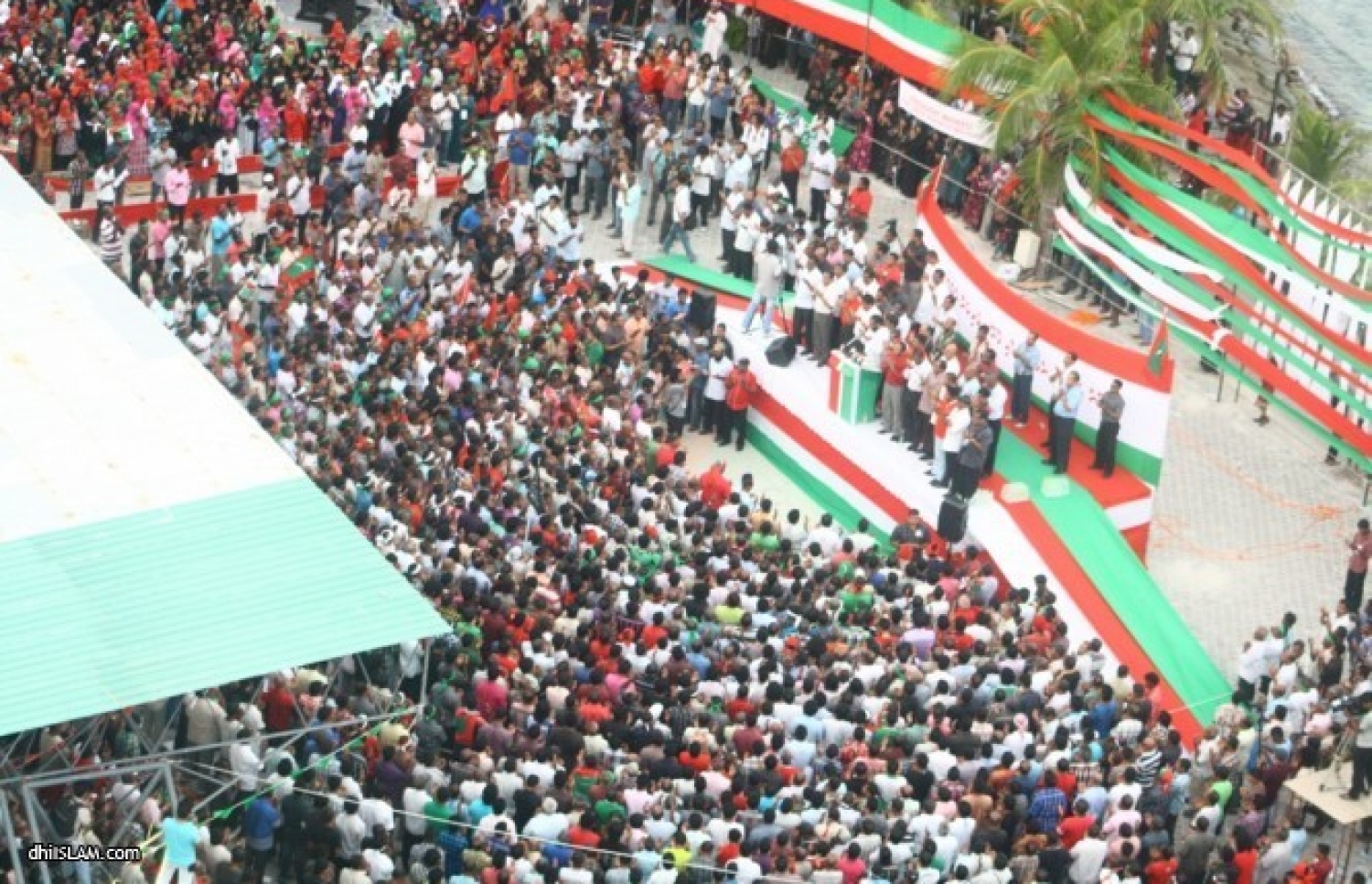 ފެބްރުއަރީ 24، 2012 ގައި "ބޮޑު މަހާސިންތާ"ގެ ނަމުގައި ބޭއްވި ބޮޑު އެއްވުން އާޓިފިޝަލް ބީޗް ސަރަހައްދުގައި ކުރިއަށް ދަނީ. --ފޮޓޯ ދި އިސްލާމް