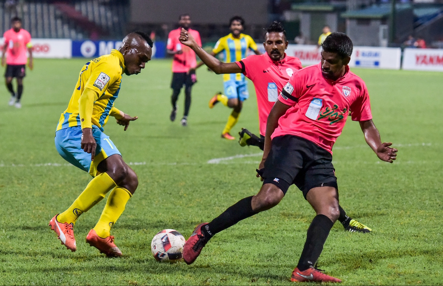 ޔުނައިޓެޑް ވިކްޓަރީގެ އަލީ ނިޔާޒް (ކ) ކައިރިން ވެލެންސިއާގެ ކަކާ ބޯޅަ ހިފައިގެންދަނީ.-- ފޮޓޯ: ނިޝާން އަލީ/ މިހާރު