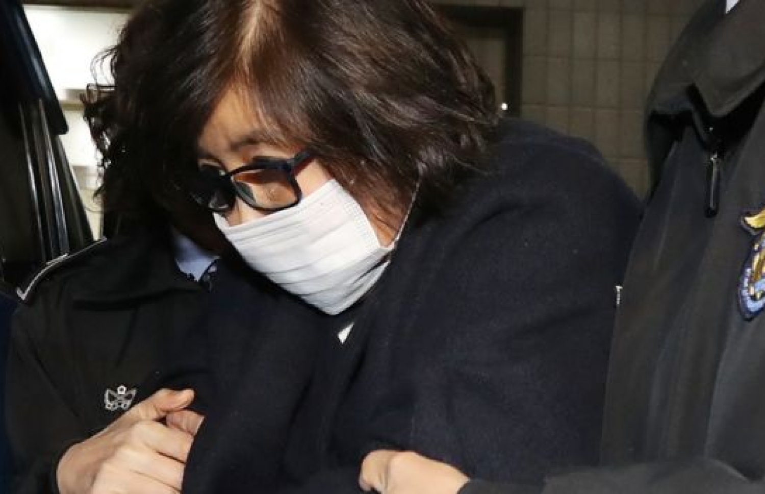 ދެކުނު ކޮރެއާގެ ރައީސާ ޕާކުގެ މައްޗަށް ނުފޫޒު ފޯރުވި ކަމަށް ބުނާ ޗޮއި. --ފޮޓޯ:އޭއެފްޕީ