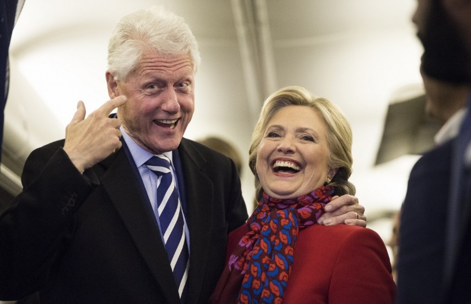 ހިލަރީ އާއި ރައީސް ބިލް ކްލިންޓަން ކެމްޕޭންގައި ދަތުރު ކުރައްވާ ހާއްސަ މަތިންދާ ބޯޓުގެ ތެރޭގައި ނޫސްވެރިންނާ ބައްދަލު ކުރައްވަނީ. --ފޮޓޯ:އޭއެފްޕީ