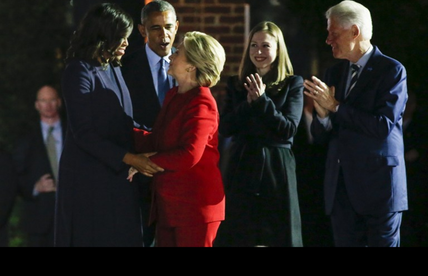 ފިލަޑެލްފިއާގައި އޮތް އިންތިހާބުގެ ކެމްޕޭން ތެރޭގައި ހިލަރީ ކްލިންޓަން (ވ-3) އާއި ފަސްޓް ލޭޑީ މިޝޭލް އޮބާމާ (ވ) ސަލާމް ކުރައްވާ އިރު ރައީސް އޮބާމާ (ވ-2) އާއި ކުރީގެ ރައީސް ބިލް ކްލިންޓަން (ކ) އަދި ދަރިކަނބަލުން ޗެލްސީ (ކ-2) އަރިހުގައި. --ފޮޓޯ:އޭއެފްޕީ