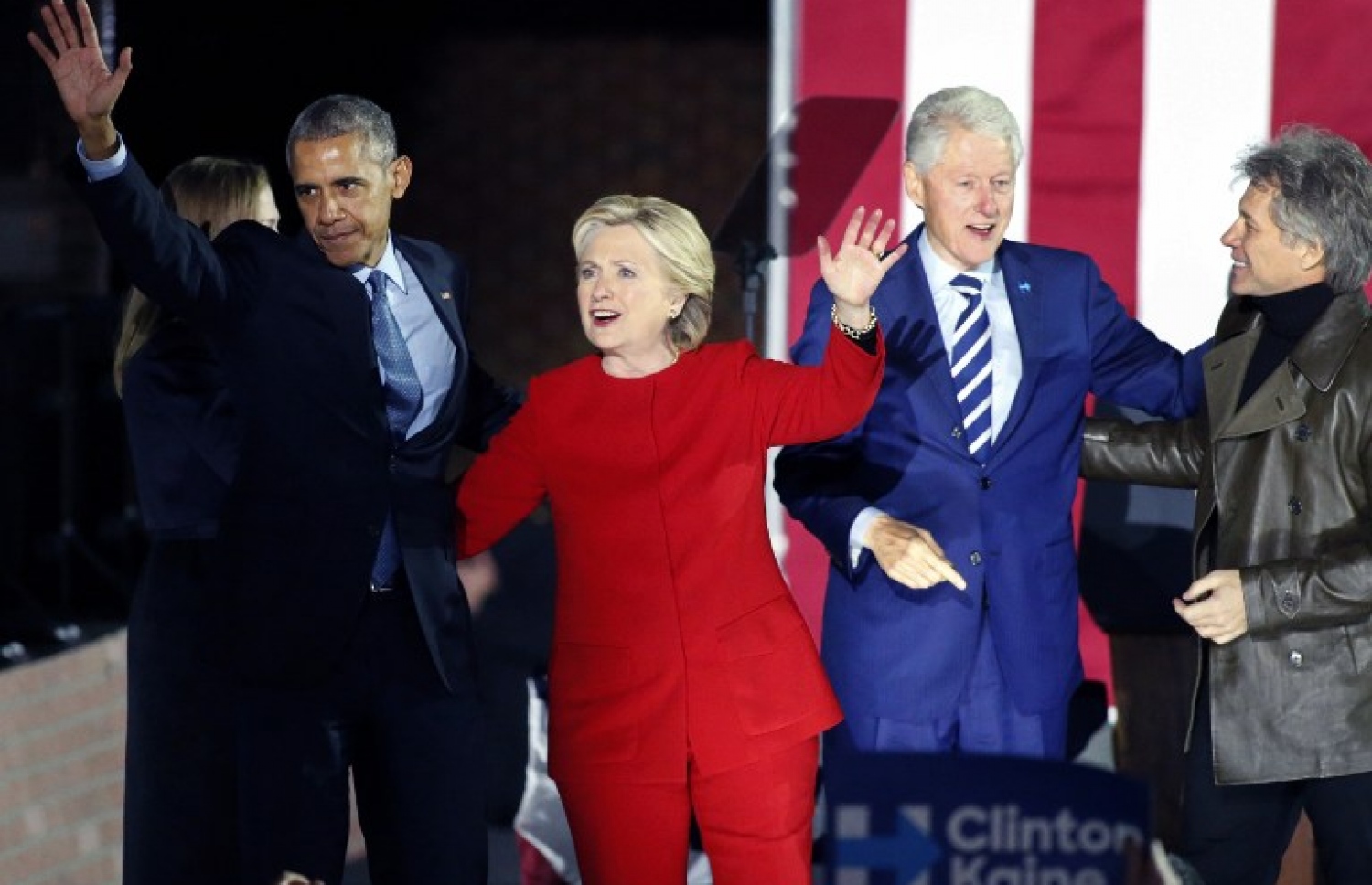 ހިލަރީ ކްލިންޓަނާއި ރައީސް އޮބާމާ، ރައީސް ބިލް ކްލިންޓަން ކެމްޕޭނުގައި ފިލެޑެލްފިއާގެ ސްޓޭޖުގައި. --ފޮޓޯ:އޭއެފްޕީ