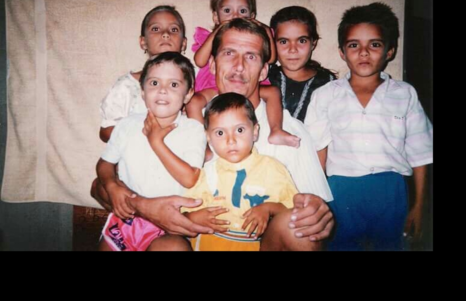 ޖޯހިމް އޭނާގެ ހަ ދަރިންނާ އެކު 1980ގެ އަހަރުތަކުގައި: އޭނާގެ ގައުމަކީ ރާއްޖެ