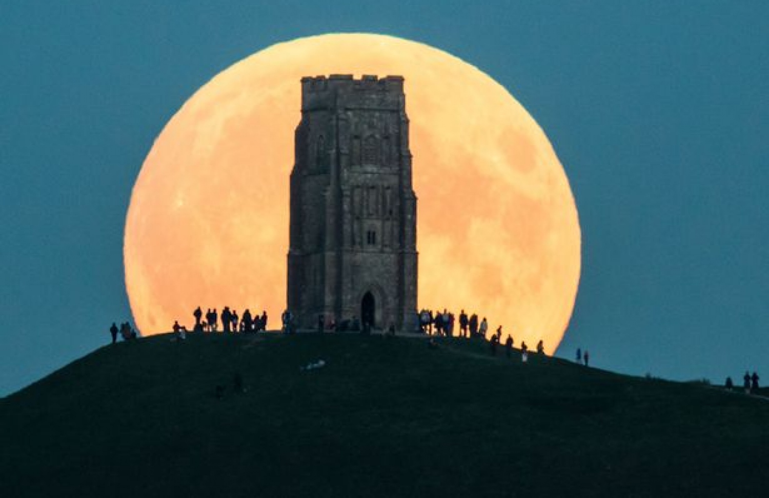 ސެޕްޓެމްބަރު 27، 2015 ގައި ފެނުނު ބިޔަ ހަނދު، އިނގިރޭސި ވިލާތުގެ ގްލެސްޓަންބަރީ ޓޯރ ކައިރިން އަރަނީ. ފޮޓޯ މިރާ