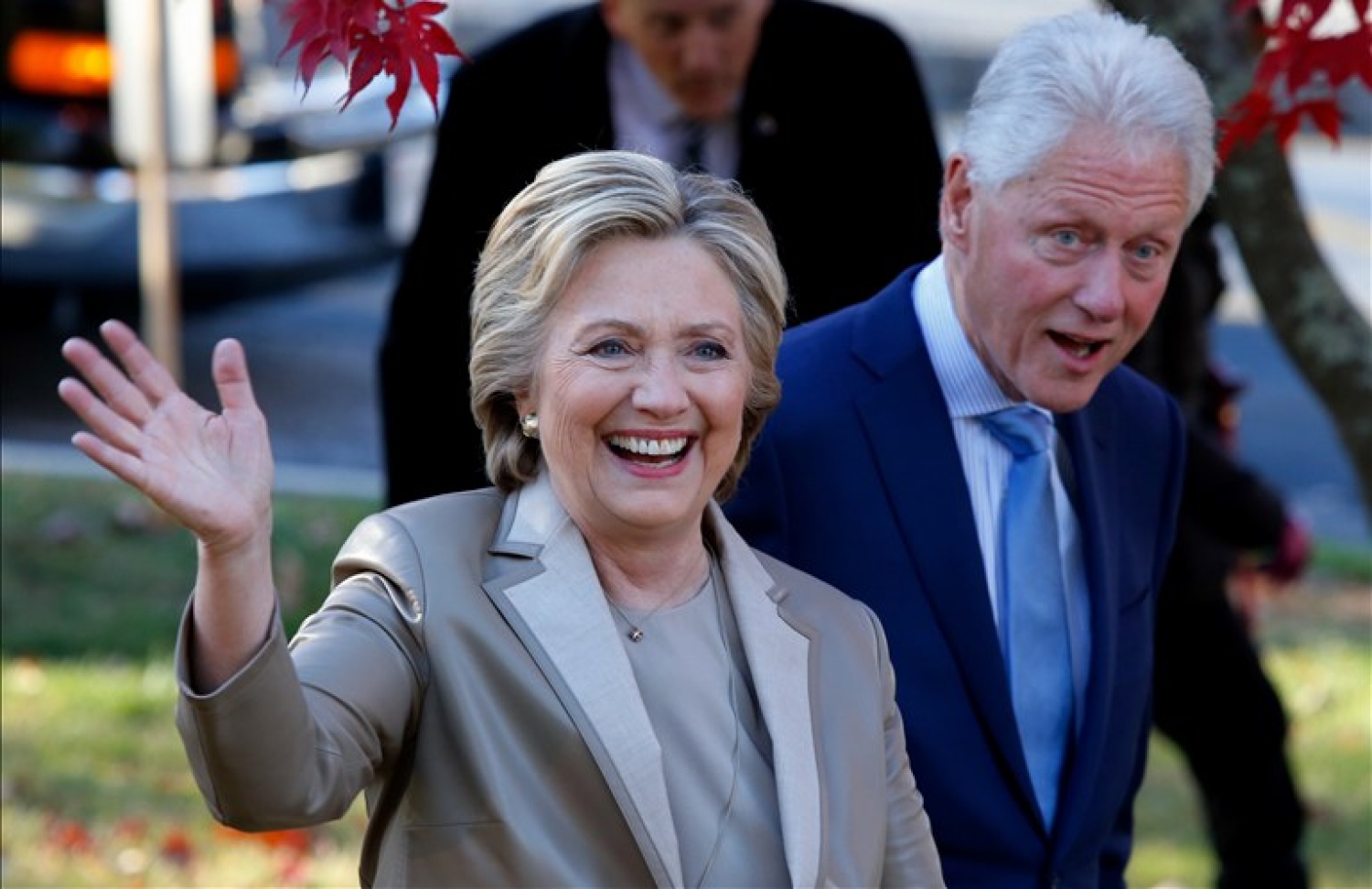 އިންތިޚާބުގައި ވޯޓު ދެއްވުމަށް ފަހު ހިލަރީ އާއި ބިލް ކްލިންޓަން ވަޑައިގަންނަވަނީ. --ފޮޓޯ:އޭއެފްޕީ