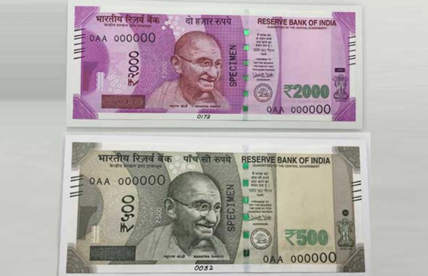 އިންޑިއާގައި އަލަށް ބޭނުންކުރަން ފަށާ 500 އާއި 2،000 ރުޕީސްގެ ނޫޓް. --ފޮޓޯ:އެންޑީޓީވީ