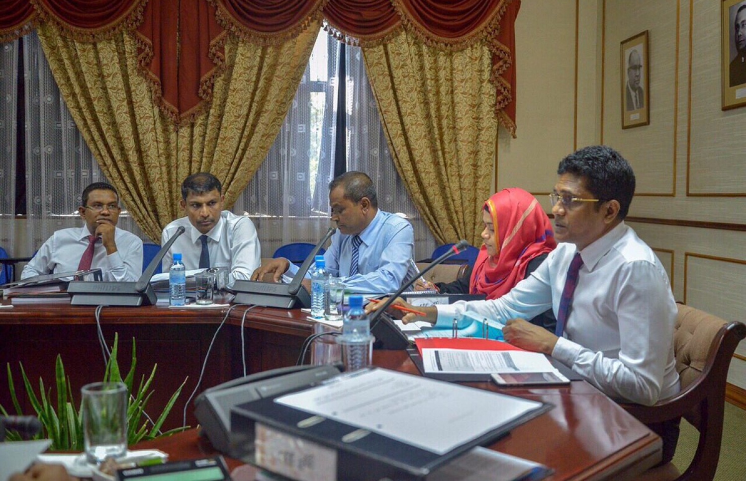 ބަޖެޓު ދިރާސާ ކުރާ ކޮމެޓީގެ ފުރަތަމަ ބައްދަލުވުމުގެ ރިޔާސަތު ނިހާނު ބަލަހައްޓަވަނީ. - ފޮޓޯ: ނިހާން ޓުވިޓާ