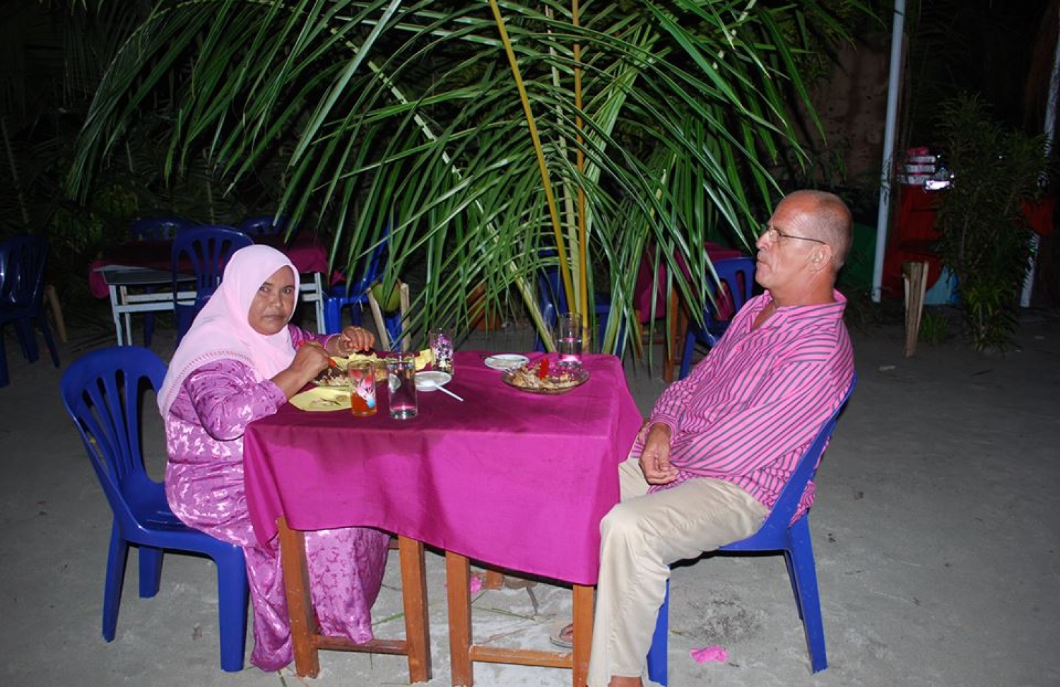 ޖޯހަމް އާއި އޭނާގެ އަނބިމީހާ ވަހީދާ: އެ ދެ މީހުން ކައިވެނި ކުރީ ޖޯހިމް ފުޅަދުއަށް އަރުވާލިތާ މާގިނަ ދުވަހެއް ނުވެ