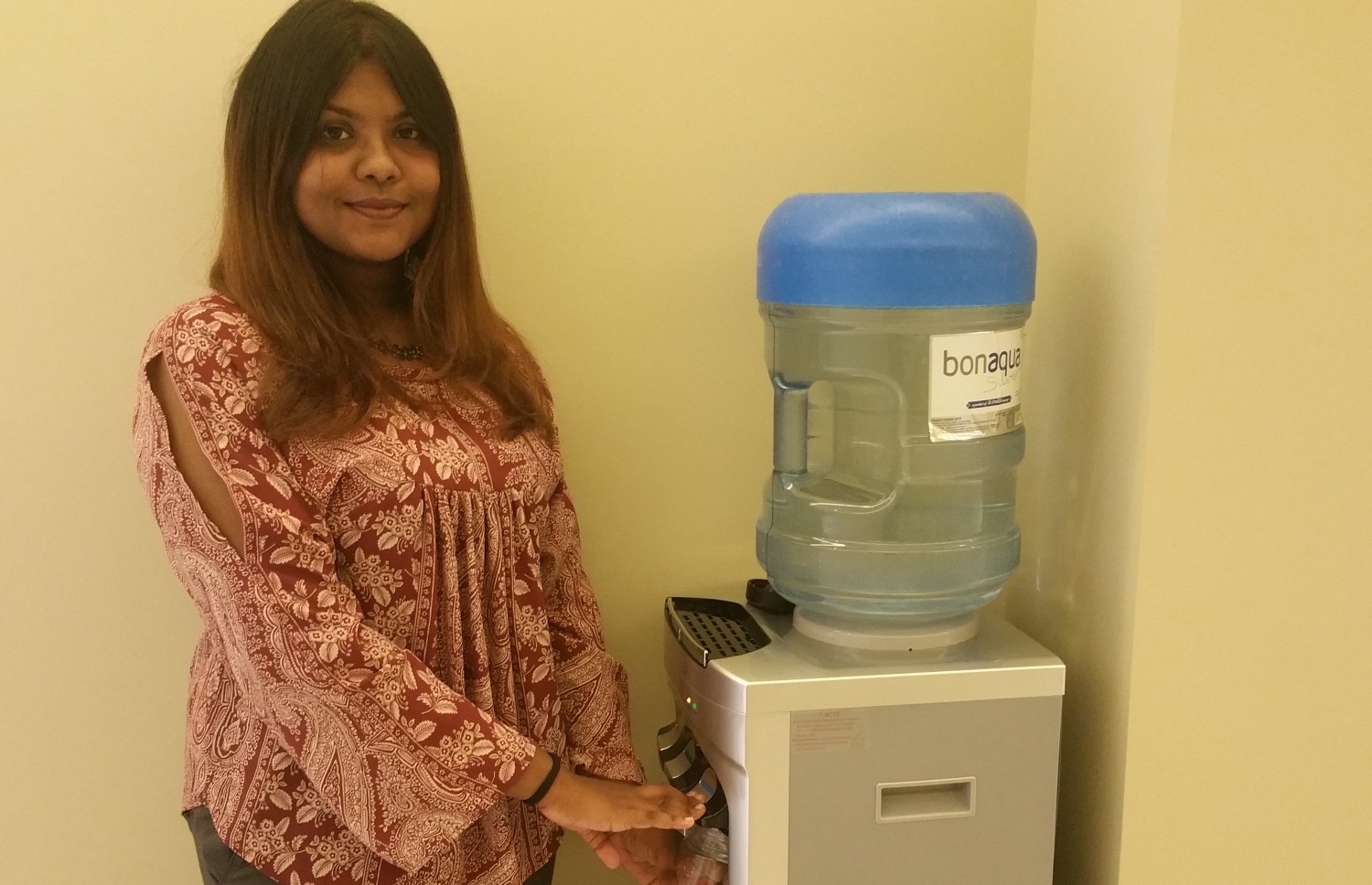 ދިރާގު ހެޑް އޮފީހުގައި ބަހައްޓާފައި ހުރި ފެން ކޫލަރެއް އެ ކުންފުނީގެ މުވައްޒަފަކު ބޭނުންކުރަނީ: މީގެ އިތުރުން އެއްފަހަރަށް ވުރެ ގިނައިން ބޭނުންކުރެވޭ ފެންފުޅި ވެސް ވަނީ އެ ކުންފުނީގެ ހުރިހާ މުވައްޒަފުންނަށް ދީފައި.-- ފޮޓޯ: ދިރާގު