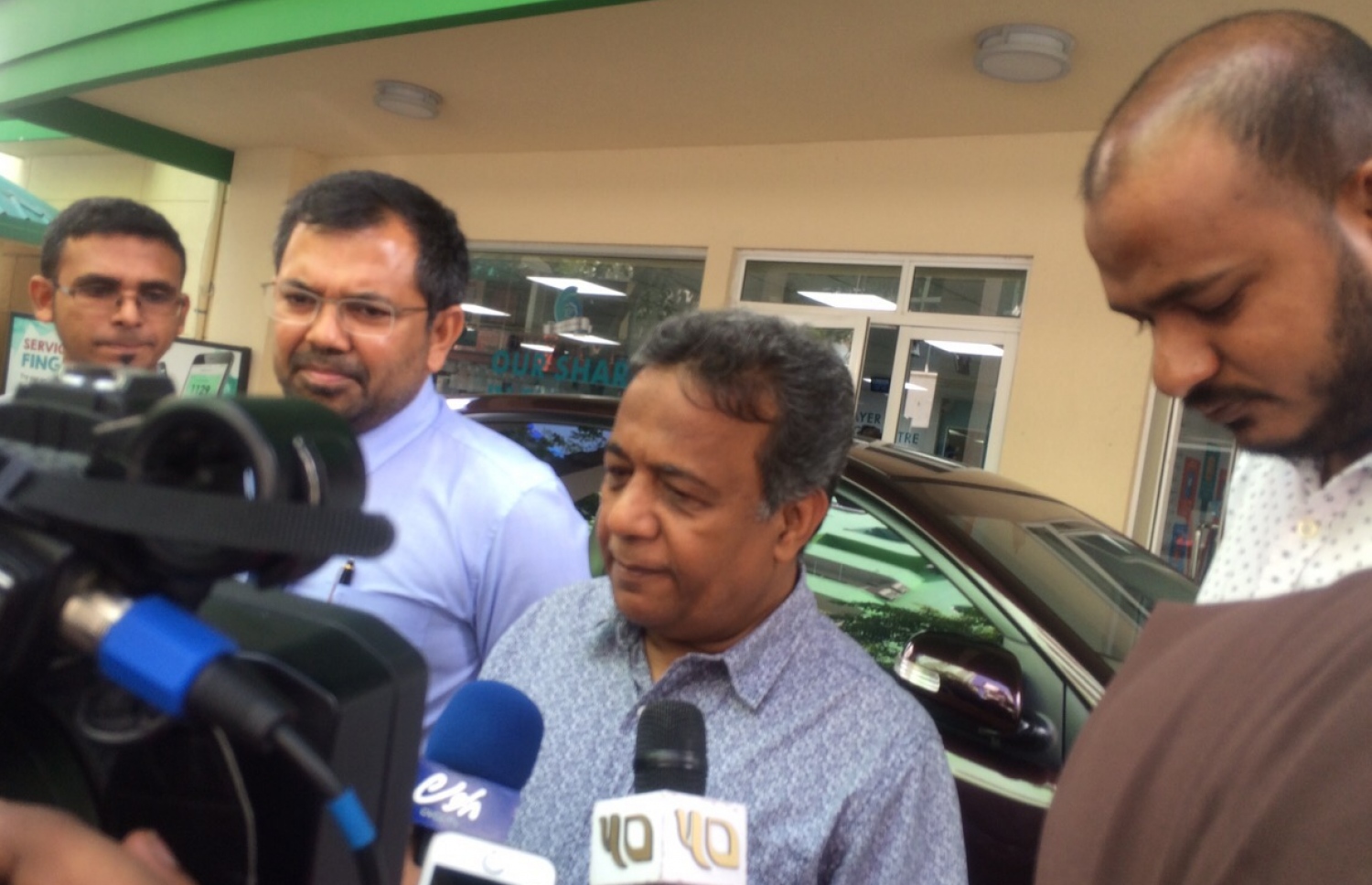 ރައީސް ޔާމީނާ އަލުން ގުޅިވަޑައިގެންނެވިކަން ސަލީމާއި ޝުޖާއު، ޓޫރިޒަމް މިނިސްޓަރު އަދި ޕީޕީއެމްގެ ނައިބު ރައީސް ޒަމީރާއި ފިނޭންސް މިނިސްޓަރު މުނައްވަރުގެ ހާޒިރުގައި ނޫސްވެރިންނަށް އިއްޔެ އިއުލާން ކުރައްވަނީ.---ފޮޓޯ: އަބްދުﷲ ޖަމީލް