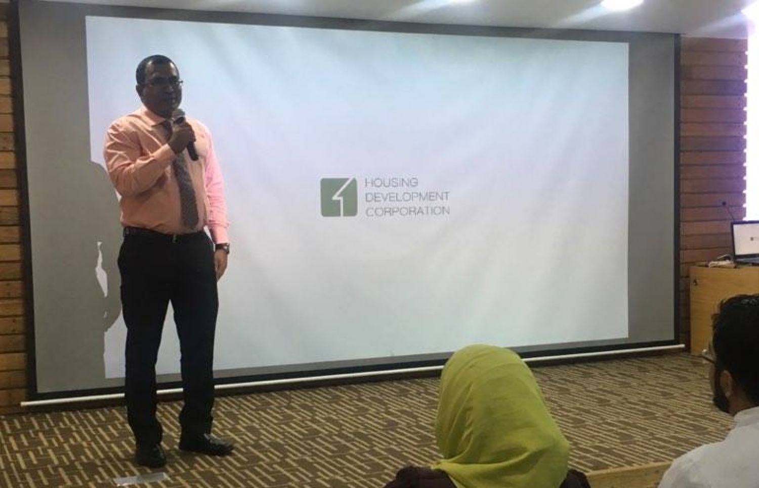 އެޗްޑީސީގެ އެގްޒިބިޝަން ސެންޓަރު ހުޅުވުމަށް މިއަދު ބޭއްވި ރަސްމިއްޔާތުގައި ރައީސް އޮފީހުގެ މިނިސްޓަރު ޒުހޫރު ވާހަކަ ދައްކަވަނީ: ހުޅުމާލެ ފެންނަނީ ކޮންސްޓްރަކްޝަން އިންޑަސްޓްރީއެއް ގޮތުގައި ކަމަށް އޭނާ ވިދާޅުވި.--- ފޮޓޯ: މިހާރު