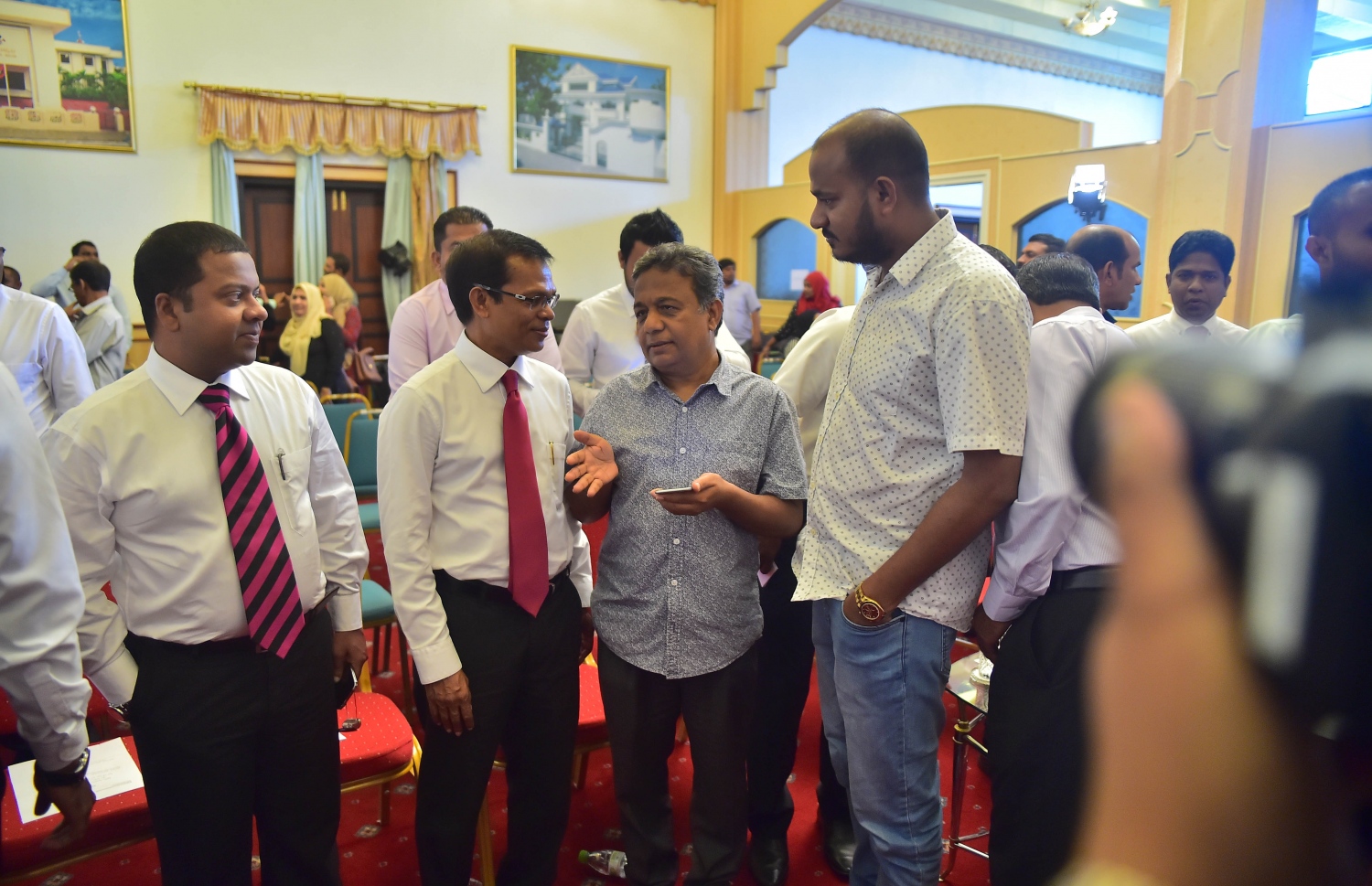 ރައީސް ޔާމީނާ އަލުން ގުޅިވަޑައިގަތުމަށް ފަހު ސަލީމާއި ޝުޖާއު، ރައީސް ޔާމީންގެ ފެކްޝަނުން މިދިޔަ ބުދަދުވަހު ބޭއްވި ރަސްމިއްޔާތަކަށް ފަހު، ރައްޔިތުންގެ މަޖިލިހުގެ ރައީސް މަސީހްއާ ވާހަކަ ދައްކަވަނީ.---ފޮޓޯ: މުހައްމަދު ޝަރުހާން/މިހާރު