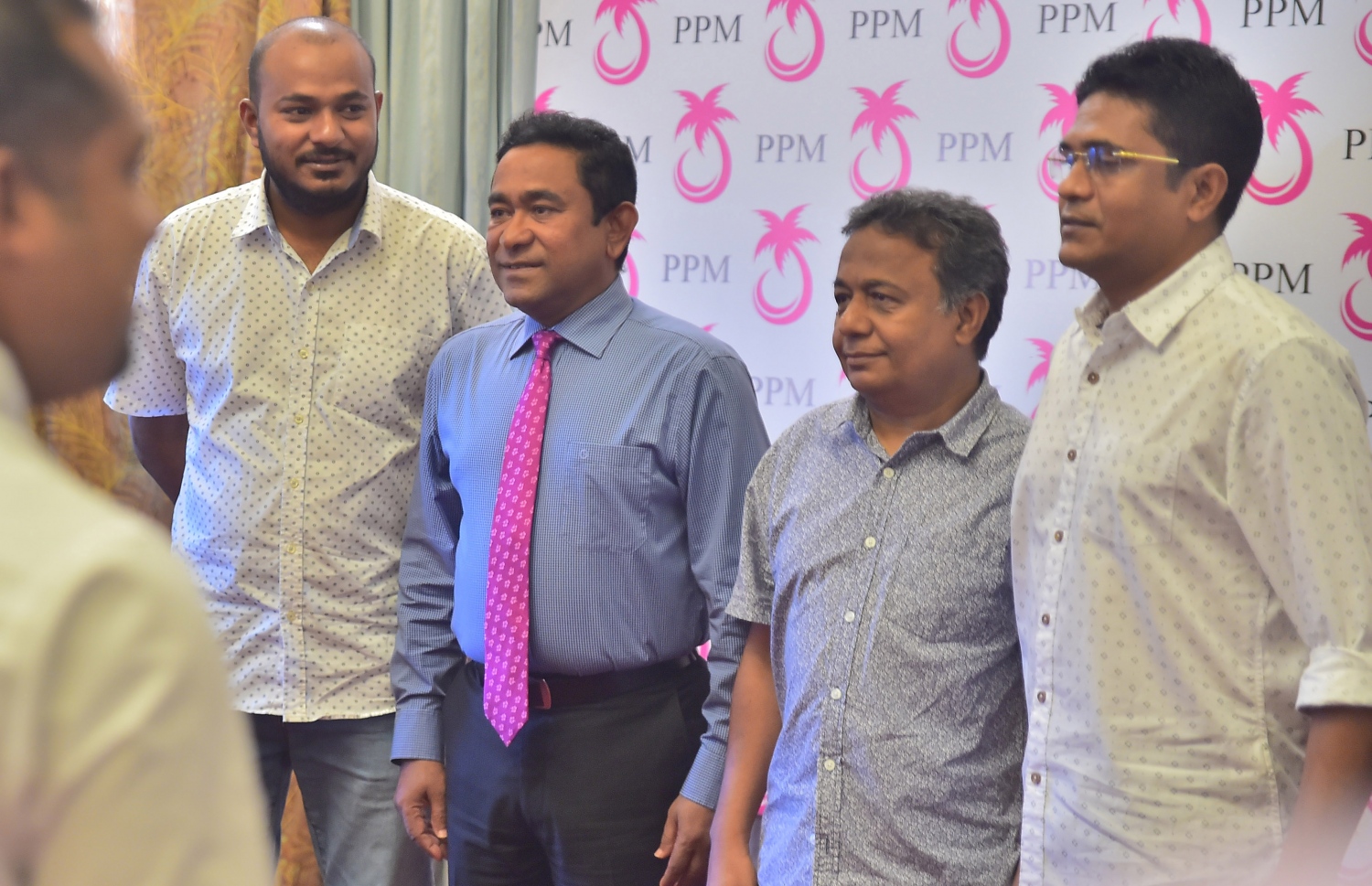 ޕީޕީއެމްގެ ރައީސް މައުމޫނަށް ތާއީދު ކުރެއްވުމަށް ފަހު، ވިސްނުން ބަދަލުކުރައްވައި ރައީސް ޔާމީނާ އަލުން މިއަދު ގުޅިވަޑައިގެންނެވި މެމްބަރު ސަލީމް (ކ-2) އަދި ޝުޖާއު (ވ) ރައީސް ޔާމީނާއެކު މިއަދު ފޮޓޯއެއް ނަންގަވަނީ.---ފޮޓޯ: މުހައްމަދު ޝަރުހާން/މިހާރު