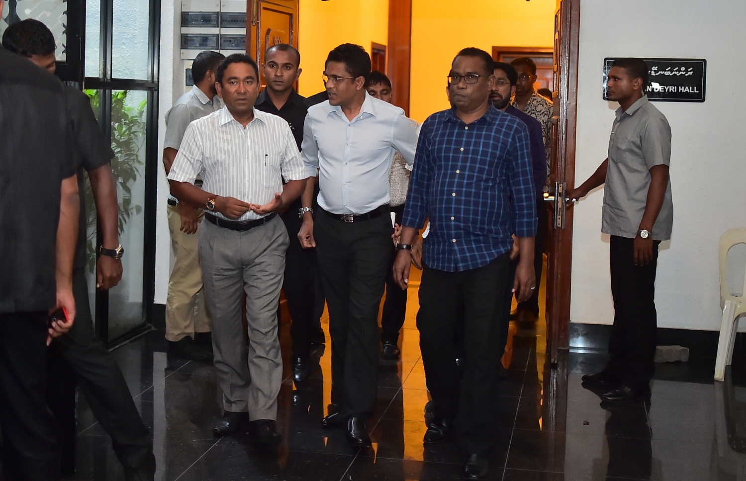 ރޭ ބޭއްވި ޕީޕީއެމްގެ ކައުންސިލްގެ ބައްދަލުވުމަށް ފަހު، އެ ޕާޓީގެ މުސްތަޝާރު އަދި ރައީސް ޔާމީން ނުކުމެވަޑައިގަންނަވަނީ.---ފޮޓޯ: މުހައްމަދު ޝަރުހާން/މިހާރު