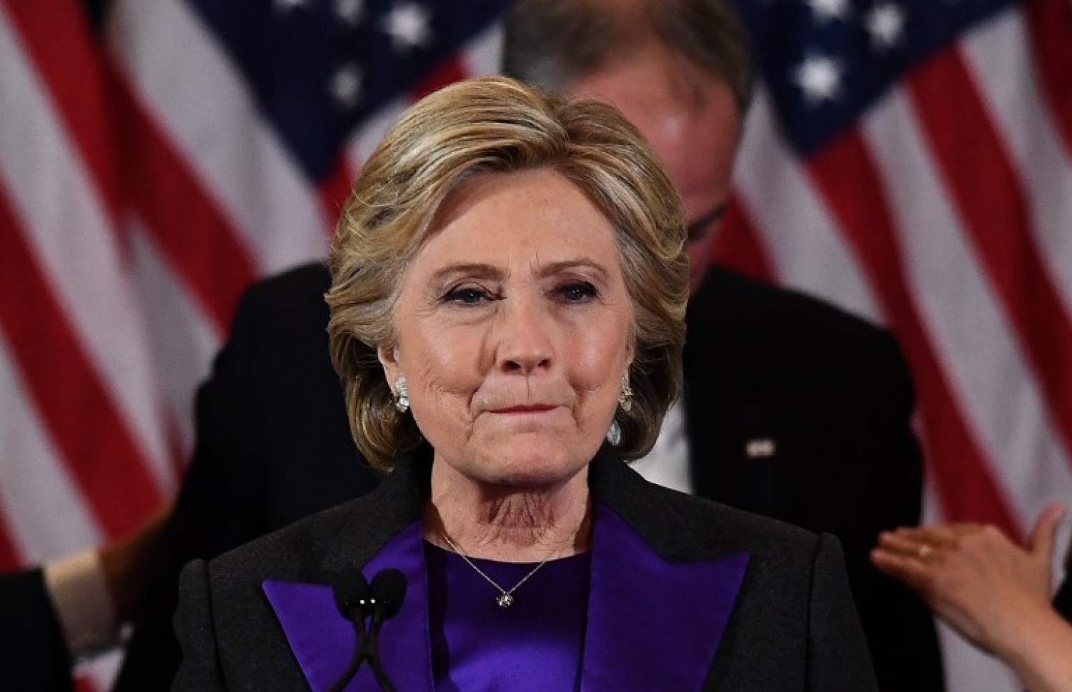 ހިލަރީ ކްލިންޓަން ސަޕޯޓަރުންނާ ބައްދަލު ކުރައްވަނީ. --ފޮޓޯ:އޭއެފްޕީ