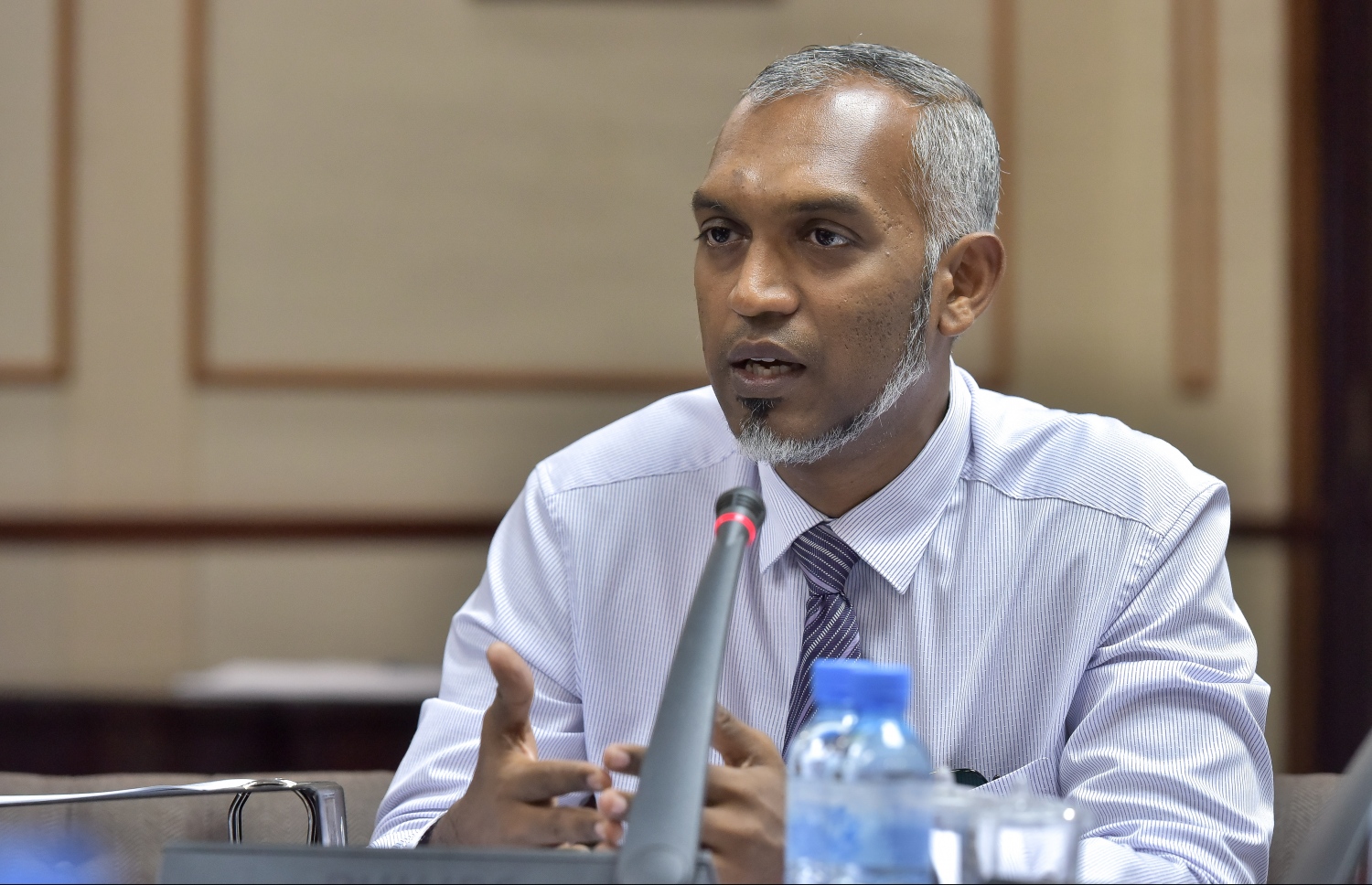 ބަޖެޓު ދިރާސާކުރާ ކޮމިޓީގެ ބައްދަލުވުމެއްގައި ހައުސިން މިނިސްޓަރު މުއިއްޒު ވާހަކަ ދައްކަވަނީ.--- ފޮޓޯ: ނިޝާން އަލީ/ މިހާރު