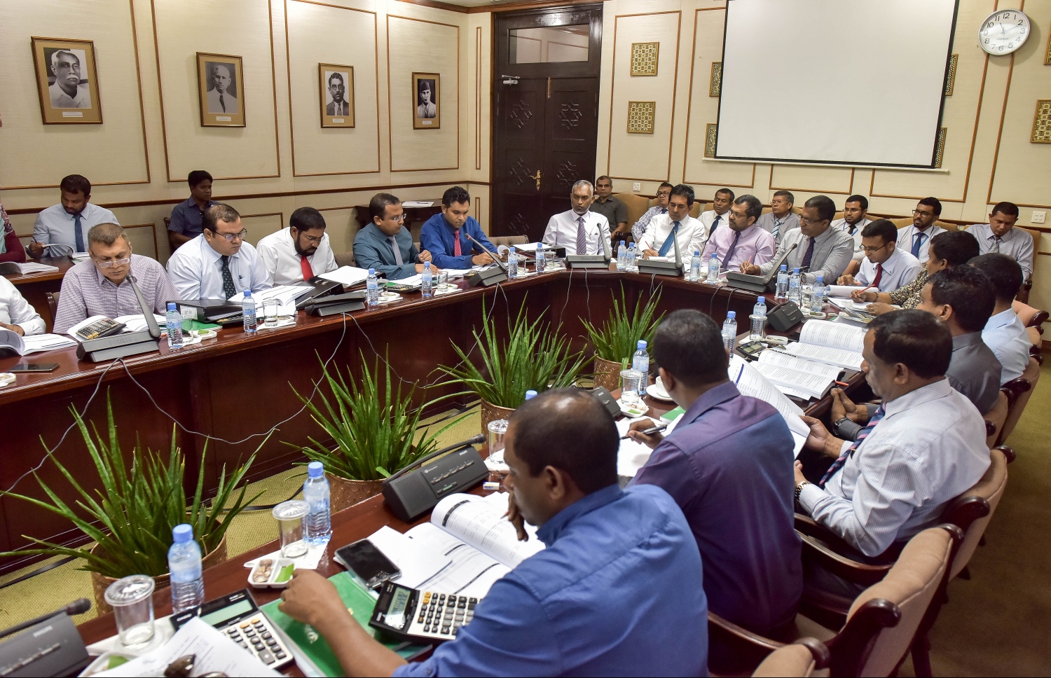 މަޖިލީހުގެ ބަޖެޓު ދިރާސާ ކުރާ ކޮމެޓީގެ މިއަދުގެ ބައްދަލުވުމުގައި މެމްބަރުން ބައިވެރިވެވަޑައިގަންނަވަނީ.-- ފޮޓޯ: ނިޝާން އަލީ/ މިހާރު