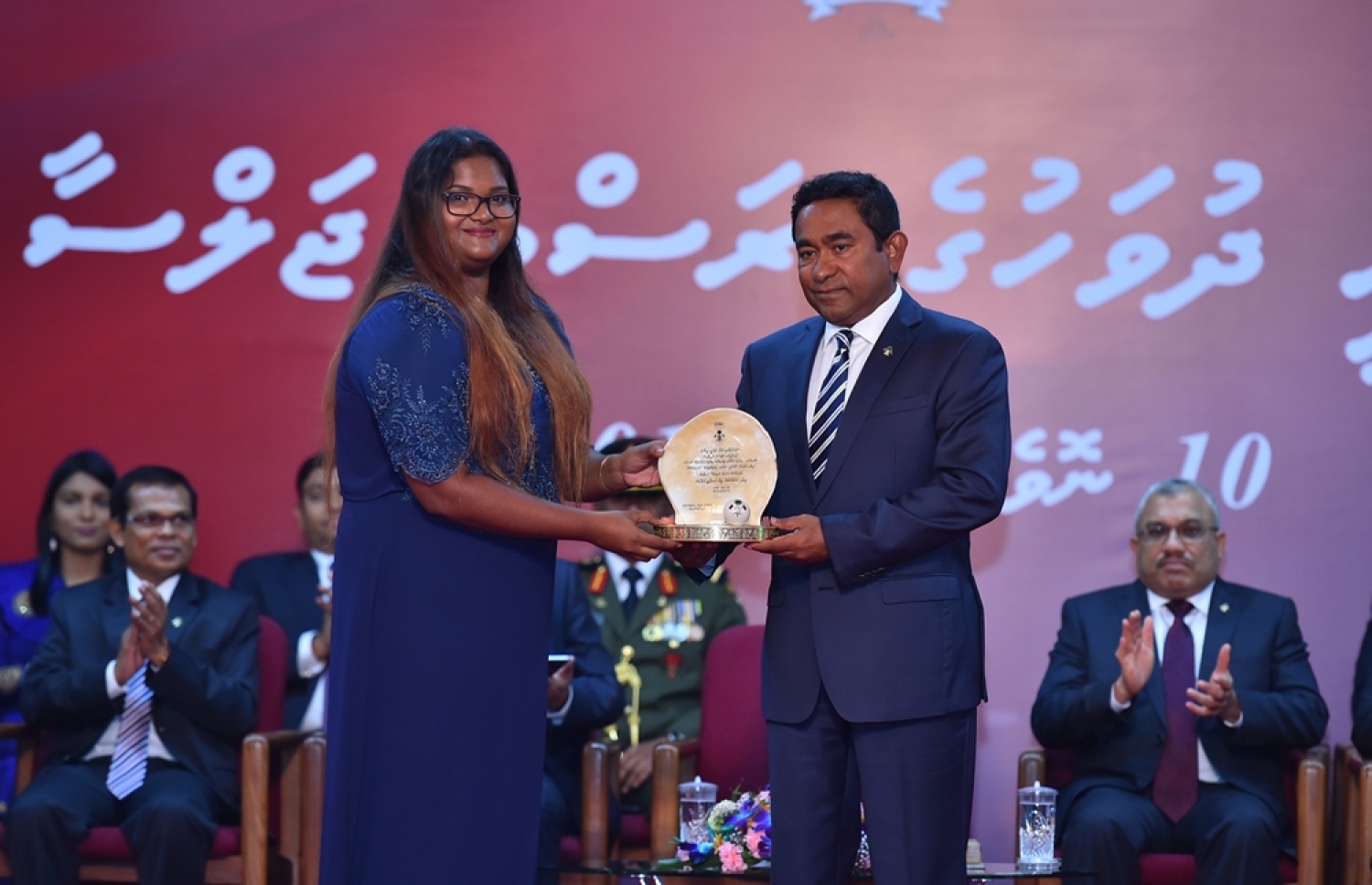 ޕާފޯމިން އާޓްސްގެ ދާއިރާއިން ފުލޫ އަހުމަދު ނާޝިދުގެ ހަނދާނަށް ޝަރަފުވެރިކަމުގެ އިނާމާ، އޭނާގެ ދަރިކަނބަލުން މިރޭ ހަވާލުވެވަޑައިގަންނަވަނީ.---ފޮޓޯ: ރައީސް އޮފީސް