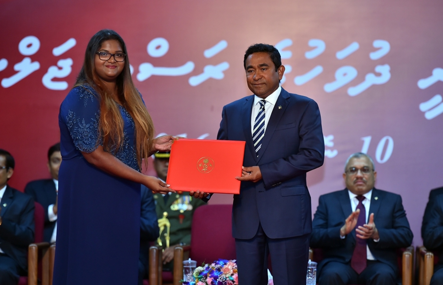 މާލެ: ނޮވެމްބަރު 10، 2016: މި އަހަރުގެ ޖުމްހޫރީ ދުވަހުގެ މުނާސަބަތުގައި ބޭއްވި ރަސްމީ ޖަލްސާގައި، ޕާފޯމިން އާޓްސްގެ ދާއިރާއިން، ފްލޫ އަހުމަދު ނާޝިދުގެ ހަނދާނަށް ސަރުކާރުން ދިން ޝަރަފުވެރިކަމުގެ ގައުމީ އިނާމާ އޭނާގެ ދަރިކަނބަލަކު ހަވާލުވެވަޑައިގަންނަވަނީ.---ފޮޓޯ: ރައީސް އޮފީސް