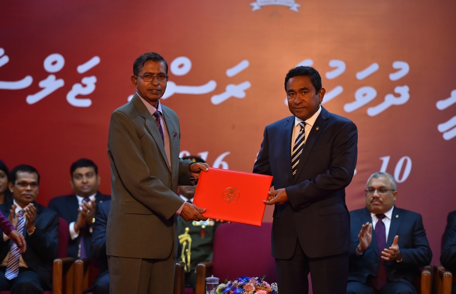 މާލެ: ނޮވެމްބަރު 10، 2016- ޖުމްހޫރީ ދުވަހުގެ މުނާސަބަތުގައި ސަރުކާރުން ބޭއްވި ޖަލްސާގައި، ދިވެހި ބަހާއި އަދަބިއްޔާތުގެ ދާއިރާއިން ޝަރަފުވެރިކަމުގެ ގައުމީ އިނާމު ހއ. އުތީމު، އަލިމަސްގޭ އާދަމް އަބްދުއްރަހުމާނަށް ރައީސް ޔާމީން ދެއްވަނީ.---ފޮޓޯ: ރައީސް އޮފީސް