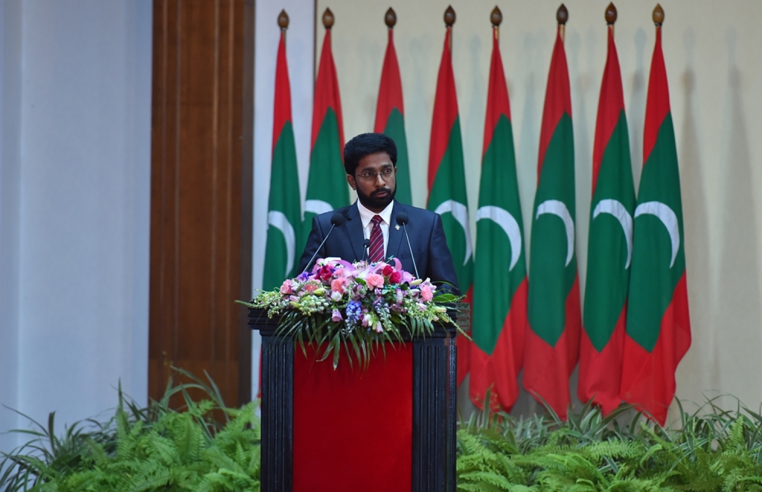 މާލެ: ނޮވެމްބަރު 10، 2016: މި އަހަރުގެ ޖުމްހޫރީ ދުވަހުގެ މުނާސަބަތުގައި ބޭއްވި ރަސްމީ ޖަލްސާގައި ހޯމް މިނިސްޓަރު އަޒްލީން އަހުމަދު ވާހަކަ ދައްކަވަނީ.---ފޮޓޯ: ރައީސް އޮފީސް