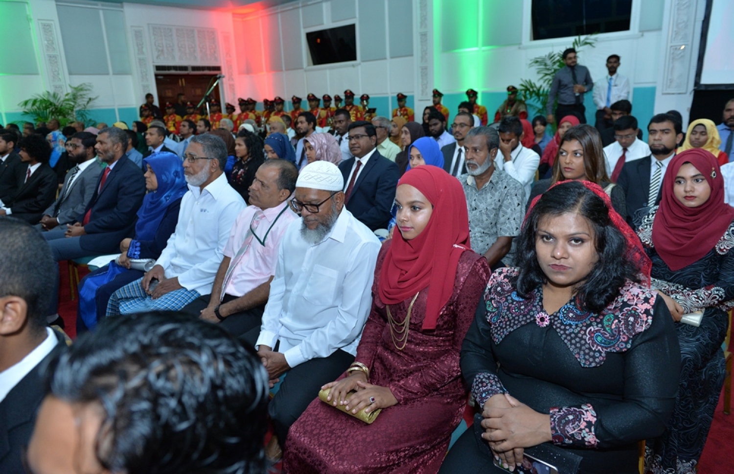 މާލެ: ނޮވެމްބަރު 10، 2016: މި އަހަރުގެ ޖުމްހޫރީ ދުވަހުގެ މުނާސަބަތުގައި ބޭއްވި ރަސްމީ ޖަލްސާގައި ބައިވެރިވެވަޑައިގެންނެވި ބައެއް ބޭފުޅުން.---ފޮޓޯ: ރައީސް އޮފީސް