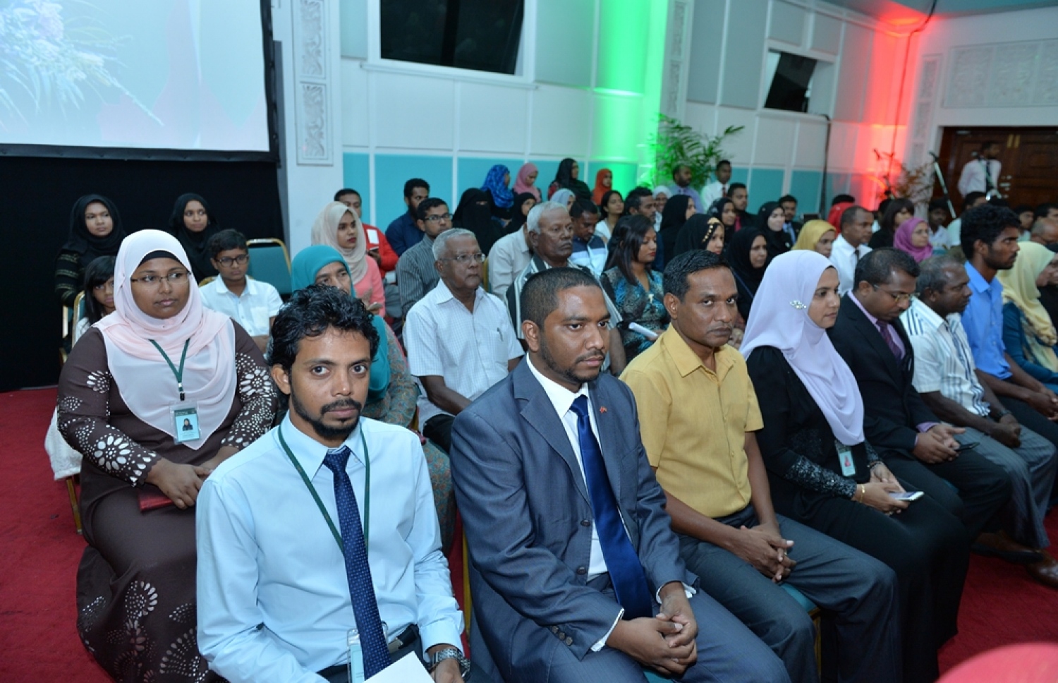 މާލެ: ނޮވެމްބަރު 10، 2016: މި އަހަރުގެ ޖުމްހޫރީ ދުވަހުގެ މުނާސަބަތުގައި ބޭއްވި ރަސްމީ ޖަލްސާގައި ބައިވެރިވެވަޑައިގެންނެވި ބައެއް ބޭފުޅުން.---ފޮޓޯ: ރައީސް އޮފީސް