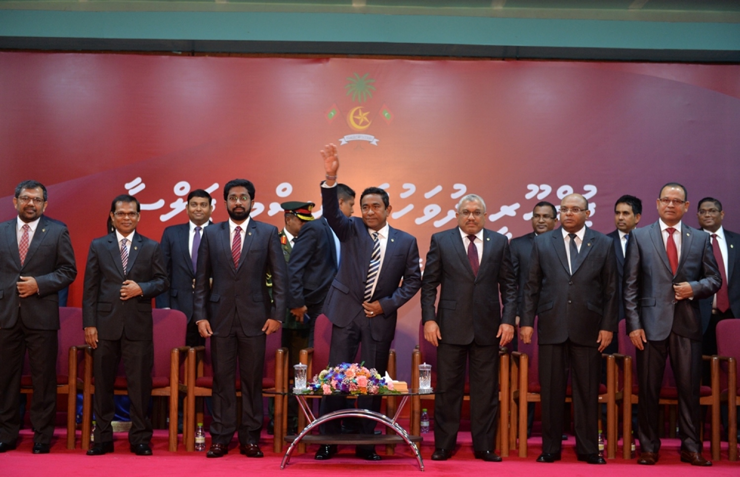 މާލެ: ނޮވެމްބަރު 10، 2016- ޖުމްހޫރީ ދުވަހުގެ މުނާސަބަތުގައި ސަރުކާރުން ބޭއްވި ރަސްމީ ޖަލްސާގައި ރައީސް ޔާމީން ސަލާމް ކުރައްވަނީ.---ފޮޓޯ: ރައީސް އޮފީސް