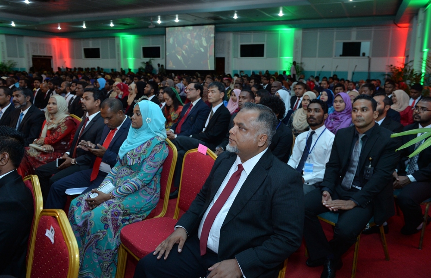 މާލެ: ނޮވެމްބަރު 10، 2016: މި އަހަރުގެ ޖުމްހޫރީ ދުވަހުގެ މުނާސަބަތުގައި ބޭއްވި ރަސްމީ ޖަލްސާގައި ބައިވެރިވެވަޑައިގެންނެވި ބައެއް ބޭފުޅުން.---ފޮޓޯ: ރައީސް އޮފީސް