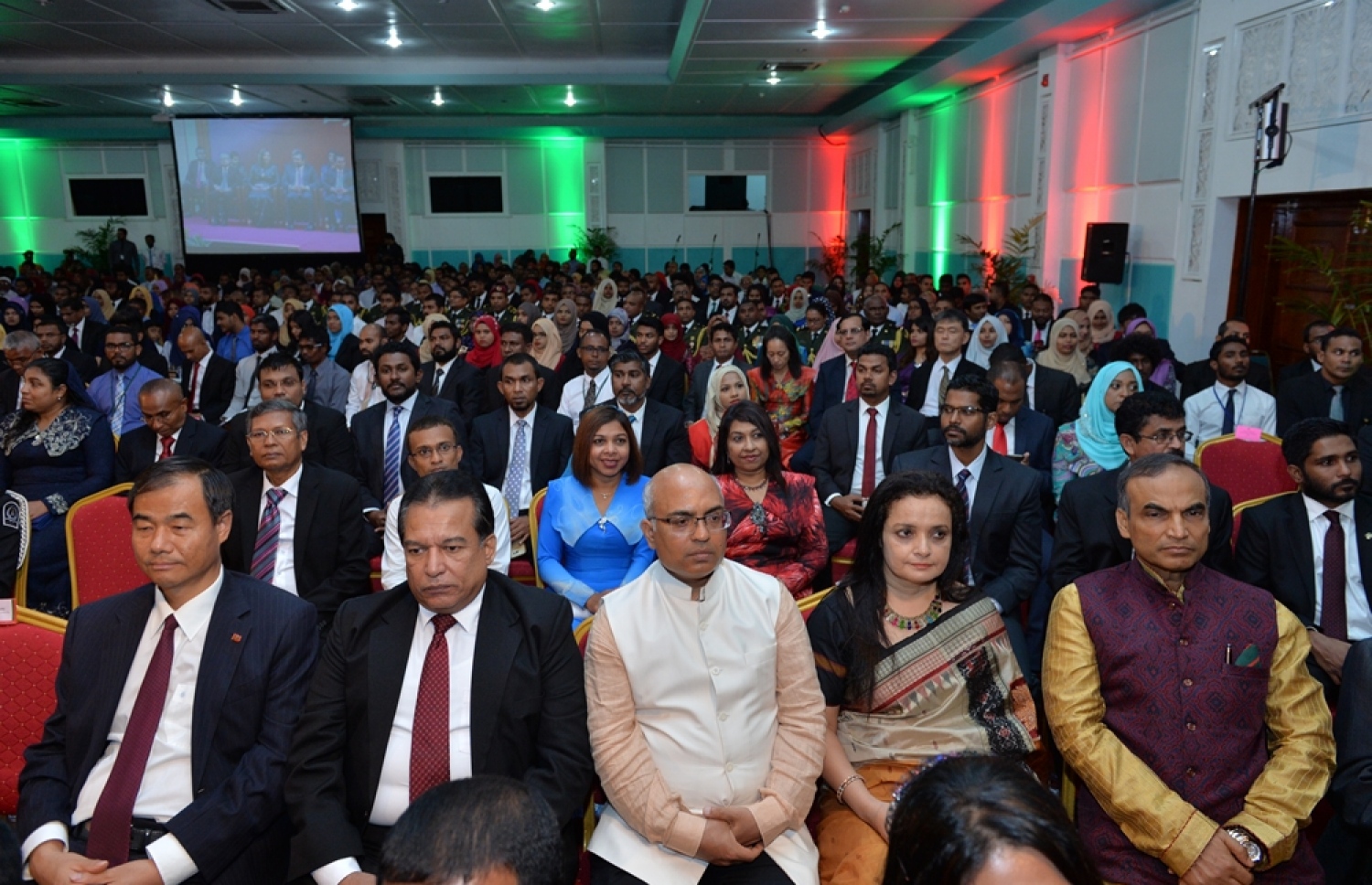 މާލެ: ނޮވެމްބަރު 10، 2016: މި އަހަރުގެ ޖުމްހޫރީ ދުވަހުގެ މުނާސަބަތުގައި ބޭއްވި ރަސްމީ ޖަލްސާގައި ބައިވެރިވެވަޑައިގެންނެވި ބައެއް ބޭފުޅުން.---ފޮޓޯ: ރައީސް އޮފީސް