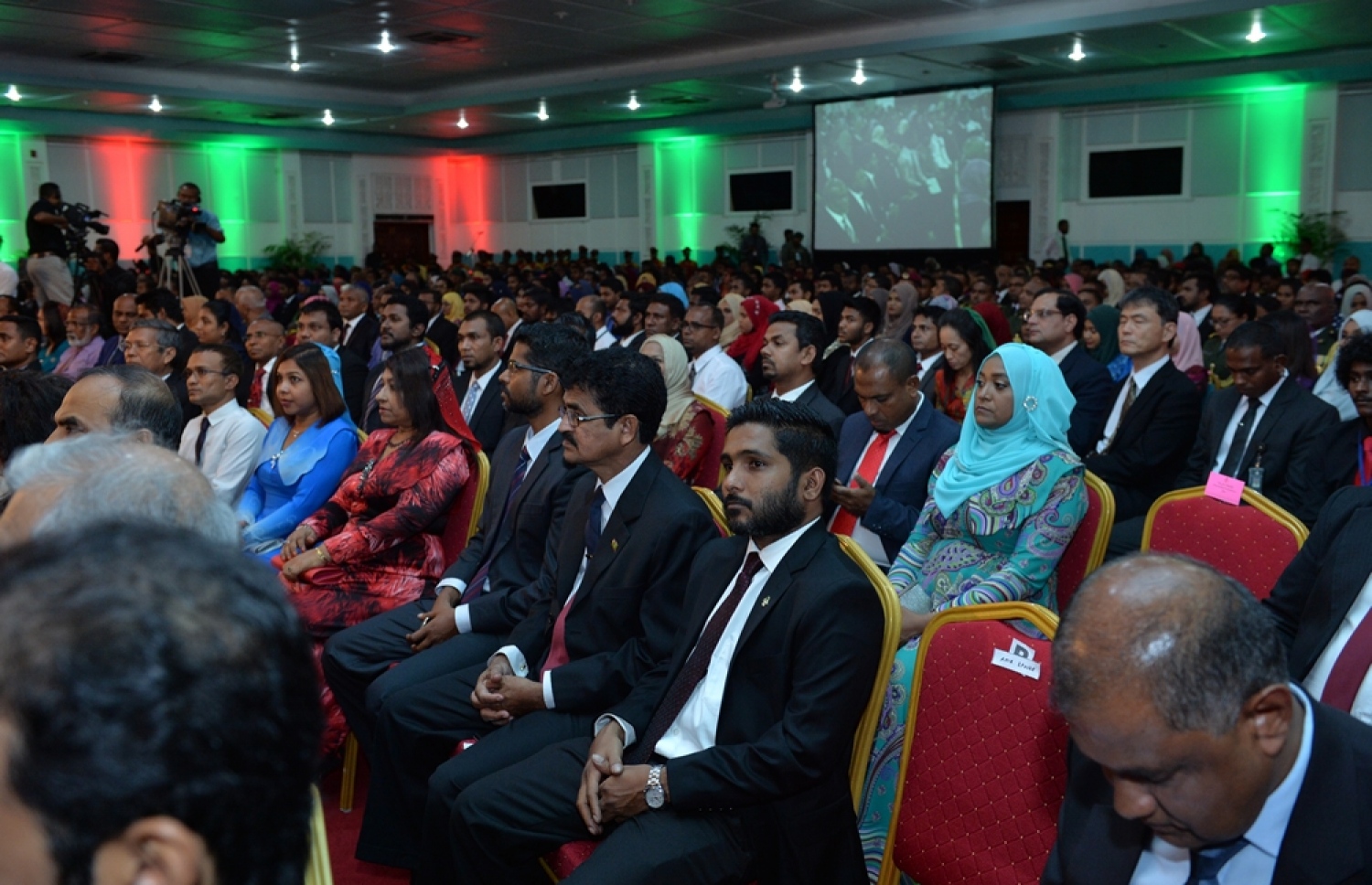 މާލެ: ނޮވެމްބަރު 10، 2016: މި އަހަރުގެ ޖުމްހޫރީ ދުވަހުގެ މުނާސަބަތުގައި ބޭއްވި ރަސްމީ ޖަލްސާގައި ބައިވެރިވެވަޑައިގެންނެވި ބައެއް ބޭފުޅުން.---ފޮޓޯ: ރައީސް އޮފީސް