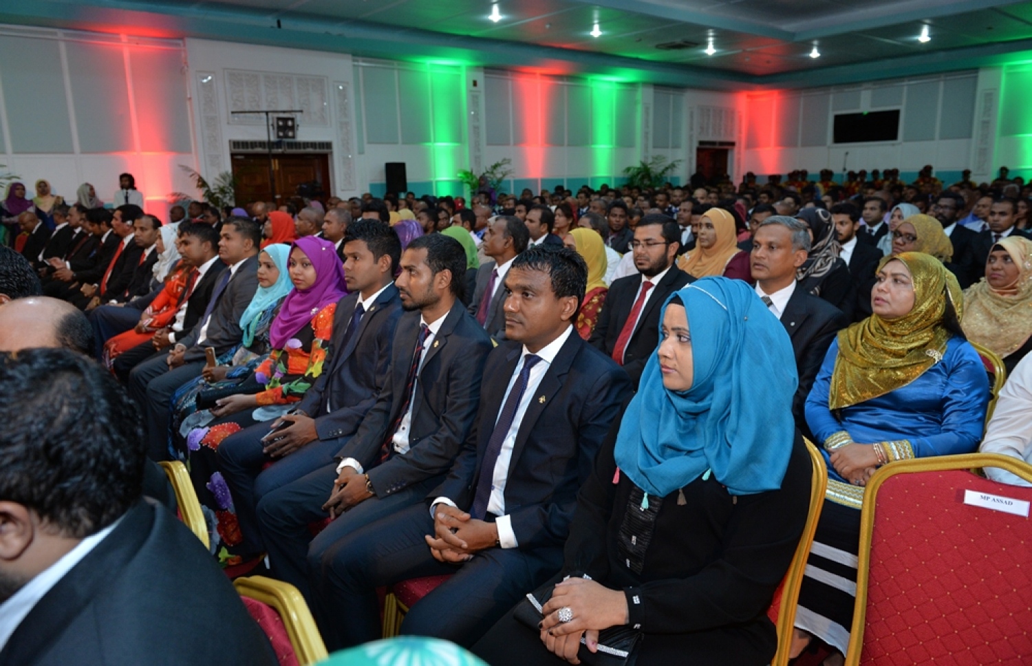 މާލެ: ނޮވެމްބަރު 10، 2016: މި އަހަރުގެ ޖުމްހޫރީ ދުވަހުގެ މުނާސަބަތުގައި ބޭއްވި ރަސްމީ ޖަލްސާގައި ބައިވެރިވެވަޑައިގެންނެވި ބައެއް ބޭފުޅުން.---ފޮޓޯ: ރައީސް އޮފީސް