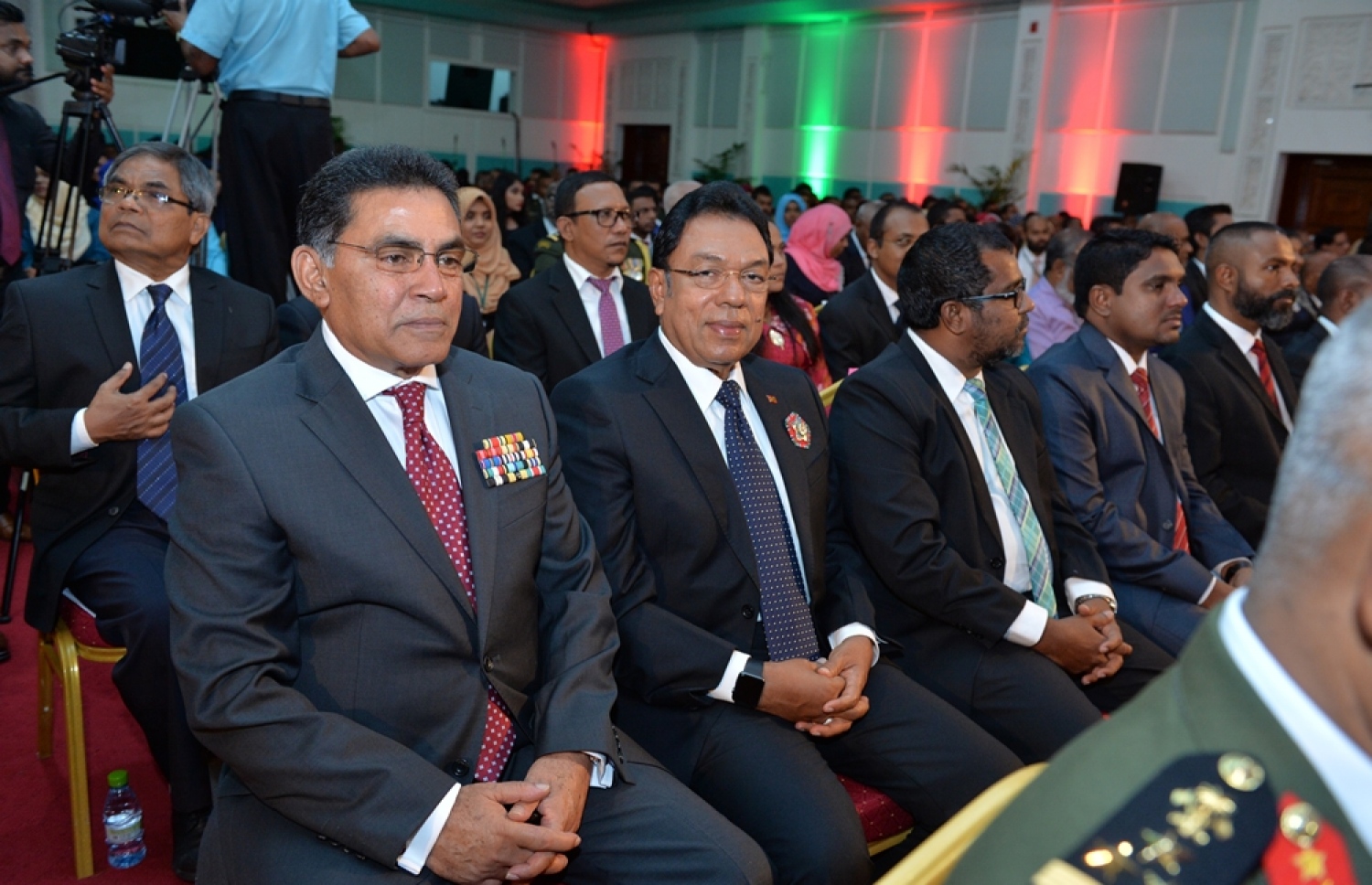 މާލެ: ނޮވެމްބަރު 10، 2016: މި އަހަރުގެ ޖުމްހޫރީ ދުވަހުގެ މުނާސަބަތުގައި ބޭއްވި ރަސްމީ ޖަލްސާގައި ކުރީގެ ޗީފް އޮފް ޑިފެންސް ފޯސް މުހައްމަދު ޒާހިރާއި ކުރީގެ ޕޮލިސް ކޮމިޝަނަރު އާދަމް ޒާހިރު އަދި ބައެއް އެހެން ބޭފުޅުން ބައިވެރިވެވަޑައިގަންނަވަނީ.---ފޮޓޯ: ރައީސް އޮފީސް