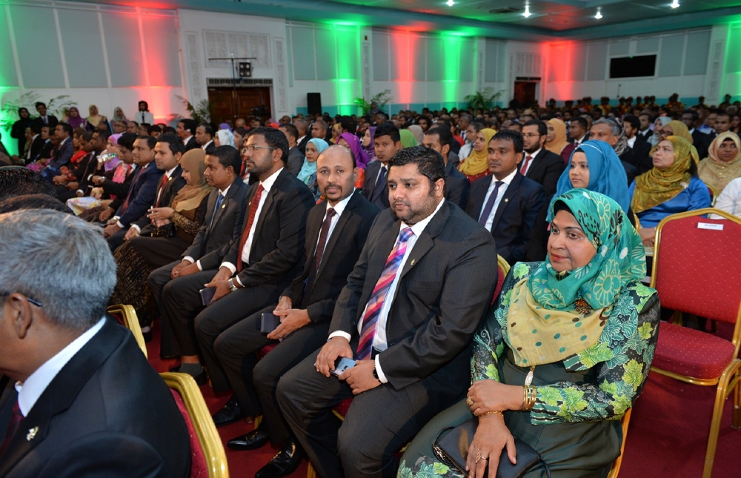 މާލެ: ނޮވެމްބަރު 10، 2016: މި އަހަރުގެ ޖުމްހޫރީ ދުވަހުގެ މުނާސަބަތުގައި ބޭއްވި ރަސްމީ ޖަލްސާގައި ރައީސް ޔާމީނާއި ނައިބު ރައީސް ޖިހާދު އަދި ބައެއް ވަޒީރުން ބައިވެރިވެވަޑައިގަންނަވަނީ.---ފޮޓޯ: ރައީސް އޮފީސް