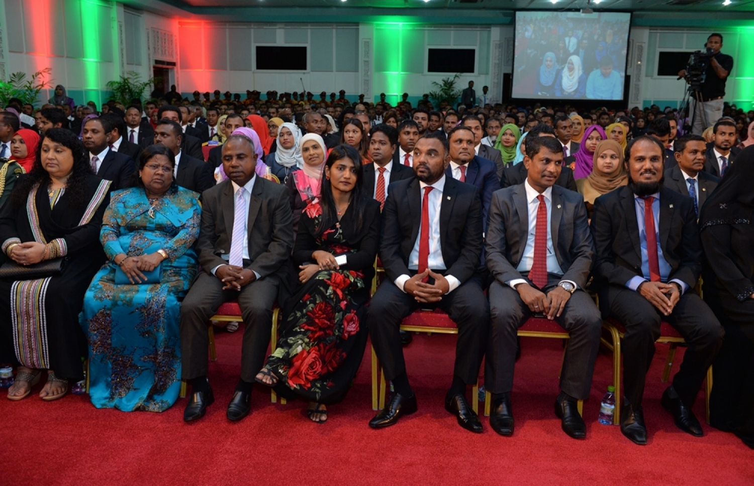 މާލެ: ނޮވެމްބަރު 10، 2016: މި އަހަރުގެ ޖުމްހޫރީ ދުވަހުގެ މުނާސަބަތުގައި ބޭއްވި ރަސްމީ ޖަލްސާގައި ބައިވެރިވެވަޑައިގެންނެވި ބައެއް ބޭފުޅުން.---ފޮޓޯ: ރައީސް އޮފީސް