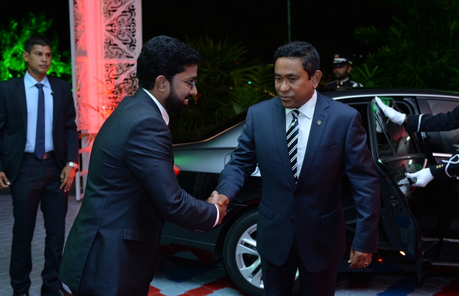 މާލެ: ނޮވެމްބަރު 10، 2016: މި އަހަރުގެ ޖުމްހޫރީ ދުވަހުގެ މުނާސަބަތުގައި ބޭއްވި ރަސްމީ ޖަލްސާއަށް ރައީސް އަބްދުﷲ ޔާމީން ވަޑައިގަތުމުން، ހޯމް މިނިސްޓަރު އަޒްލީން އަހުމަދު މަރުހަބާ ދަންނަވަނީ.---ފޮޓޯ: ރައީސް އޮފީސް