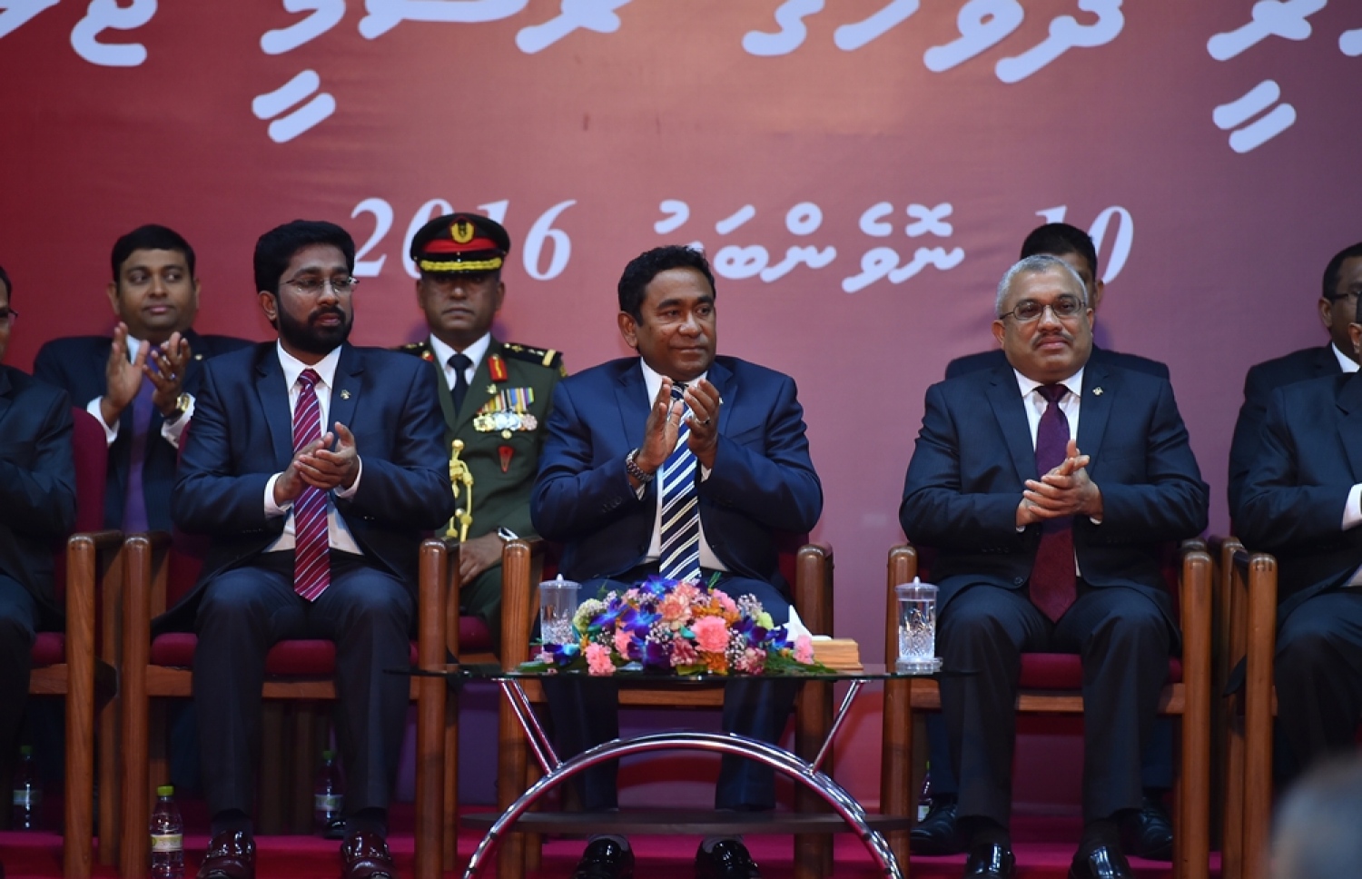 މާލެ: ނޮވެމްބަރު 10، 2016: މި އަހަރުގެ ޖުމްހޫރީ ދުވަހުގެ މުނާސަބަތުގައި ބޭއްވި ރަސްމީ ޖަލްސާގައި ރައީސް ޔާމީނާއި ނައިބު ރައީސް ޖިހާދު އަދި ބައެއް ވަޒީރުން ބައިވެރިވެވަޑައިގަންނަވަނީ.---ފޮޓޯ: ރައީސް އޮފީސް