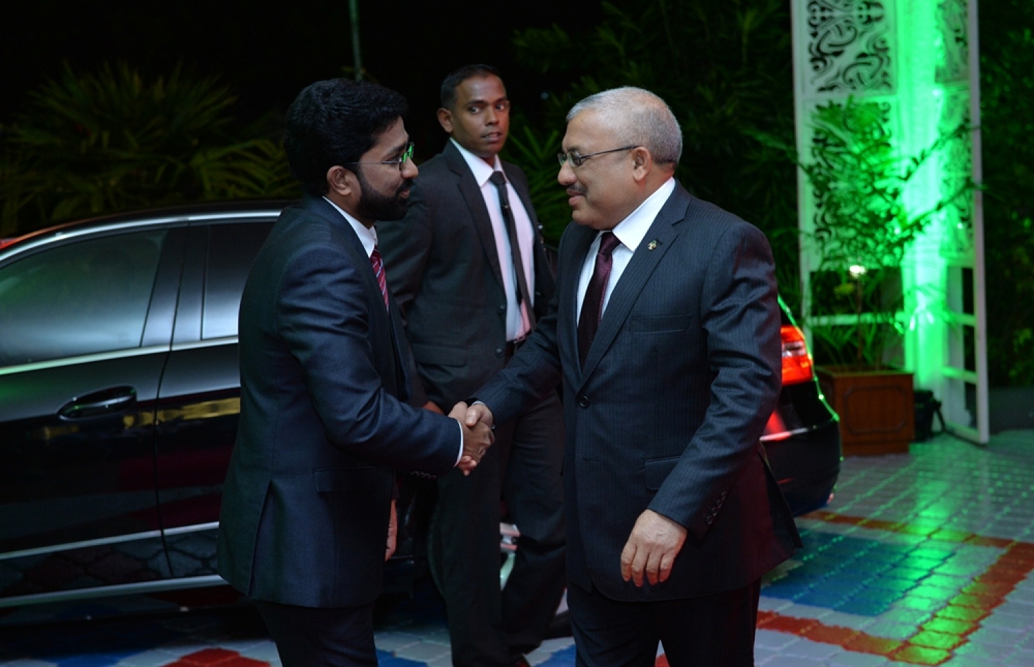 މާލެ: ނޮވެމްބަރު 10، 2016: މި އަހަރުގެ ޖުމްހޫރީ ދުވަހުގެ މުނާސަބަތުގައި ބޭއްވި ރަސްމީ ޖަލްސާއަށް ނައިބު ރައީސް އަބްދުﷲ ޖިހާދު ވަޑައިގަތުމުން ހޯމް މިނިސްޓަރު އަޒްލީން އަހުމަދު މަރުހަބާ ދަންނަވަނީ---ފޮޓޯ: ރައީސް އޮފީސް