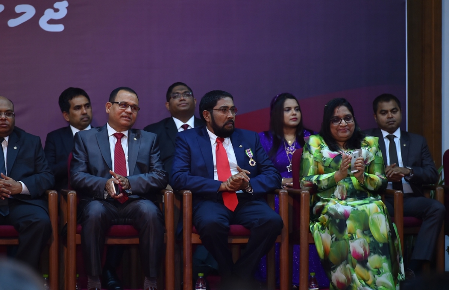 މި އަހަރުގެ ޖުމްހޫރީ ދުވަހުގެ މުނާސަބަތުގައި ދަރުބާރުގޭގައި ބޭއްވި ރަސްމީ ޖަލްސާގައި ބައެއް ވަޒީރުން އަދި ޖުމްހޫރީ ޕާޓީގެ ލީޑަރު ގާސިމް ބައިވެރިވެވަޑައިގަންނަވަނީ.---ފޮޓޯ: ރައީސް އޮފީސް