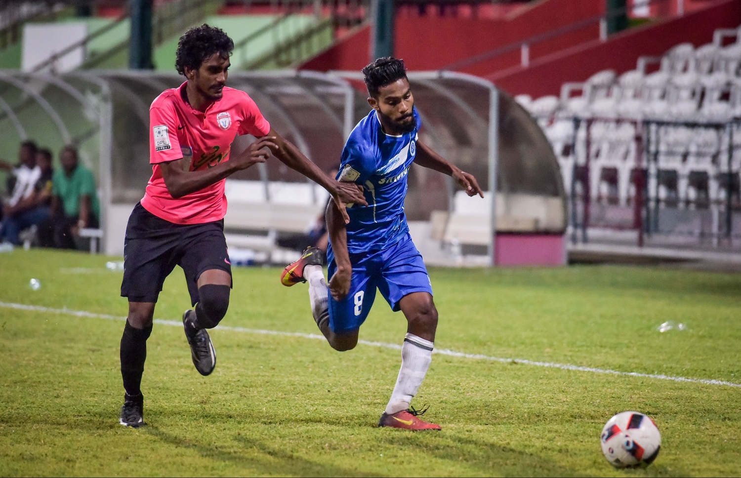 ނިއުގެ ސާމިރު (ކ) އާއި ޔުނައިޓެޑް ވިކްޓަރީގެ ކުޅުންތެރިޔަކު ބޯޅައަށް މަސައްކަތްކުރަނީ. --ފޮޓޯ: ނިޝާން އަލީ/ މިހާރު