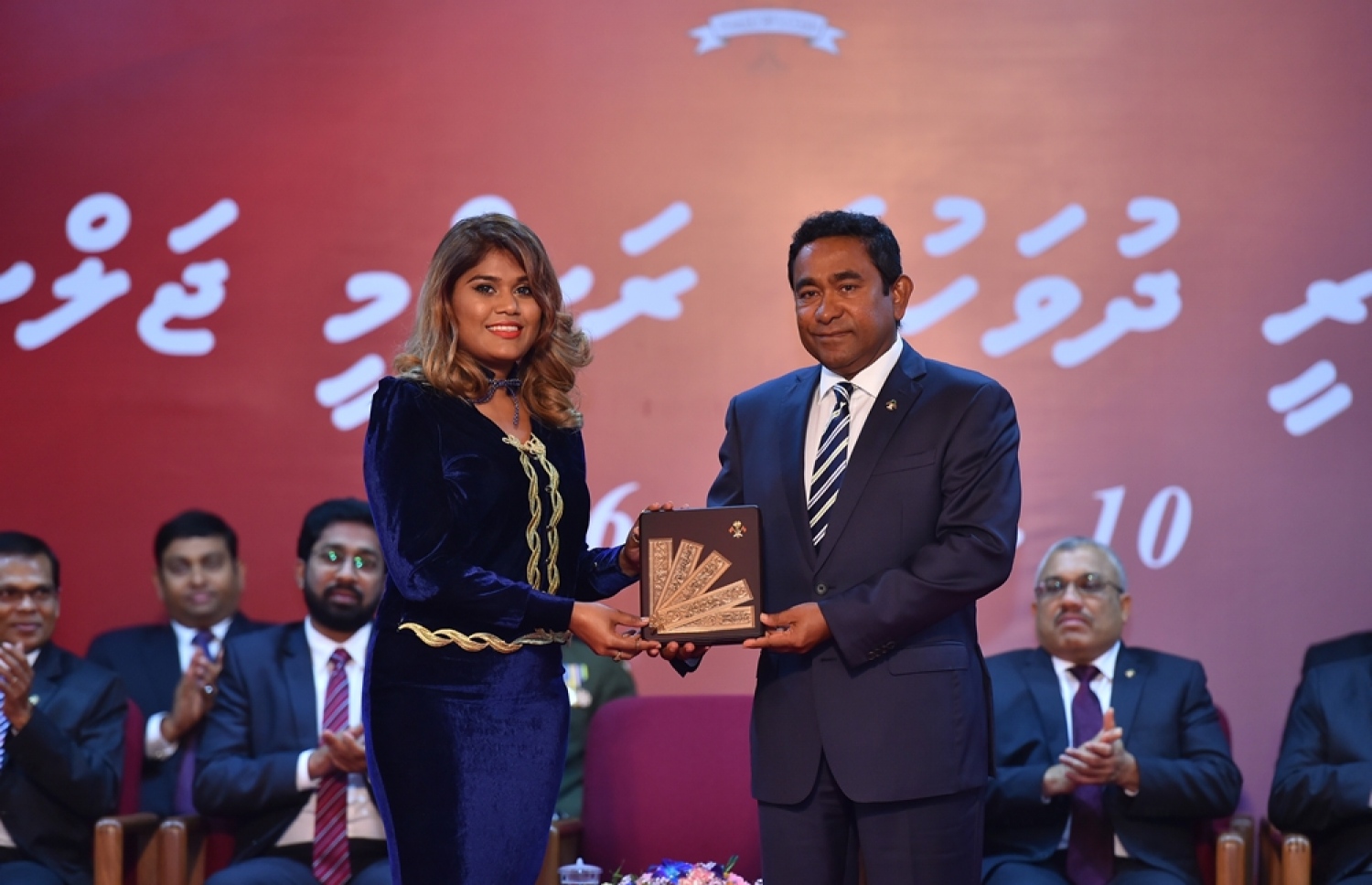 މާލެ: ނޮވެމްބަރު 10، 2016- ޖުމްހޫރީ ދުވަހުގެ މުނާސަބަތުގައި ބޭއްވި ރަސްމީ ޖަލްސާގައި، ޕާފޯމިން އާޓްސްގެ ދާއިރާ/ ލަވަ ކިޔުމާއި މީހުން ތަމްރީންކުރުމުން ހިތްވަރު ދިނުމުގެ ގައުމީ އިނާމު މަޝްހޫރު ލަވަކިޔުންތެރިޔާ މަރިޔަމް އުނޫޝާއަށް ރައީސް ޔާމީން ދެއްވަނީ.---ފޮޓޯ: ރައީސް އޮފީސް