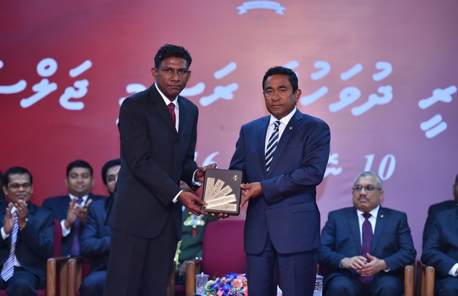 މާލެ: ނޮވެމްބަރު 10، 2016- ޖުމްހޫރީ ދުވަހުގެ މުނާސަބަތުގައި ބޭއްވި ރަސްމީ ޖަލްސާގައި ހިތްވަރު ދިނުމުގެ ގައުމީ އިނާމު ރައީސް ޔާމީން ބޭފުޅަކަށް ދެއްވަނީ.---ފޮޓޯ: ރައީސް އޮފީސް