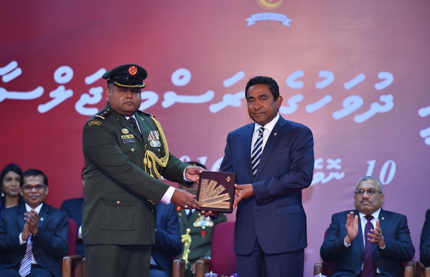 މާލެ: ނޮވެމްބަރު 10، 2016- ޖުމްހޫރީ ދުވަހުގެ މުނާސަބަތުގައި ބޭއްވި ރަސްމީ ޖަލްސާގައި، އާއްމު ސިއްހަތު ކުރިއެރުވުމުގެ ދާއިރާއިން ހިތްވަރު ދިނުމުގެ ގައުމީ އިނާމު ލެފްޓިނެންޓް ކާނަލް ޑރ. އަލީ ޝާހިދު އަށް ރައީސް ޔާމީން ދެއްވަނީ.---ފޮޓޯ: ރައީސް އޮފީސް