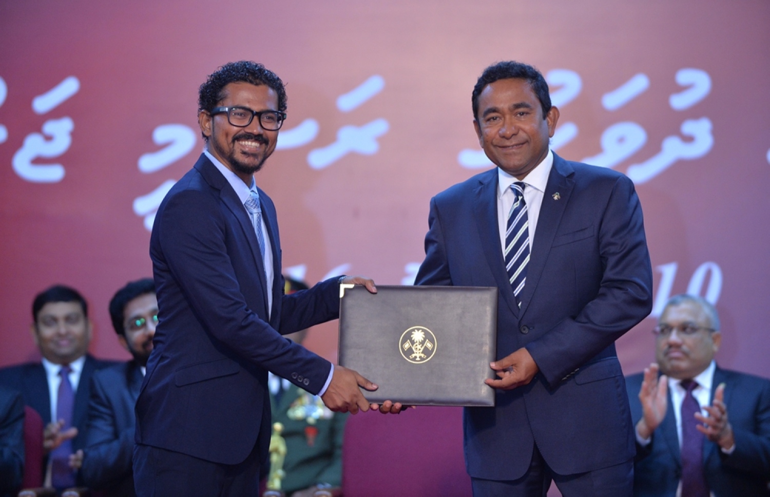 މާލެ: ނޮވެމްބަރު 10، 2016- ޖުމްހޫރީ ދުވަހުގެ މުނާސަބަތުގައި ބޭއްވި ރަސްމީ ޖަލްސާގައި، ހަބަރާއި މައުލޫމާތު ފެތުރުމުގެ ދާއިރާ/ ޕްރޮގްރާމް އުފެއްދުމުން ހިތްވަރު ދިނުމުގެ އިނާމު ހަފްސީ އަބްދުﷲ އަށް ރައީސް ޔާމީން ދެއްވަނީ.---ފޮޓޯ: ރައީސް އޮފީސް