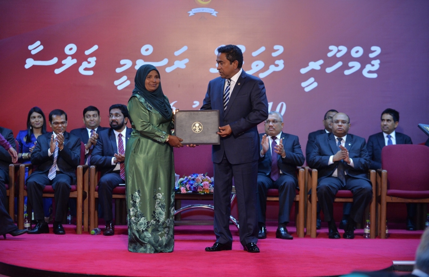 މާލެ: ނޮވެމްބަރު 10، 2016- ޖުމްހޫރީ ދުވަހުގެ މުނާސަބަތުގައި ބޭއްވި ރަސްމީ ޖަލްސާގައި، އަތްތެރި މަސައްކަތުގެ ދާއިރާއިން ހިތްވަރު ދިނުމުގެ އިނާމު ގދ. ގައްދޫ، ފާއިޒާއަށް ރައީސް ޔާމީން ދެއްވަނީ.---ފޮޓޯ: ރައީސް އޮފީސް