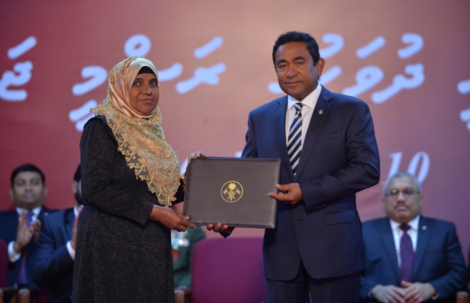 މާލެ: ނޮވެމްބަރު 10، 2016- ޖުމްހޫރީ ދުވަހުގެ މުނާސަބަތުގައި ބޭއްވި ރަސްމީ ޖަލްސާގައި ހިތްވަރު ދިނުމުގެ ގައުމީ އިނާމު ރައީސް ޔާމީން ބޭފުޅަކަށް ދެއްވަނީ.---ފޮޓޯ: ރައީސް އޮފީސް