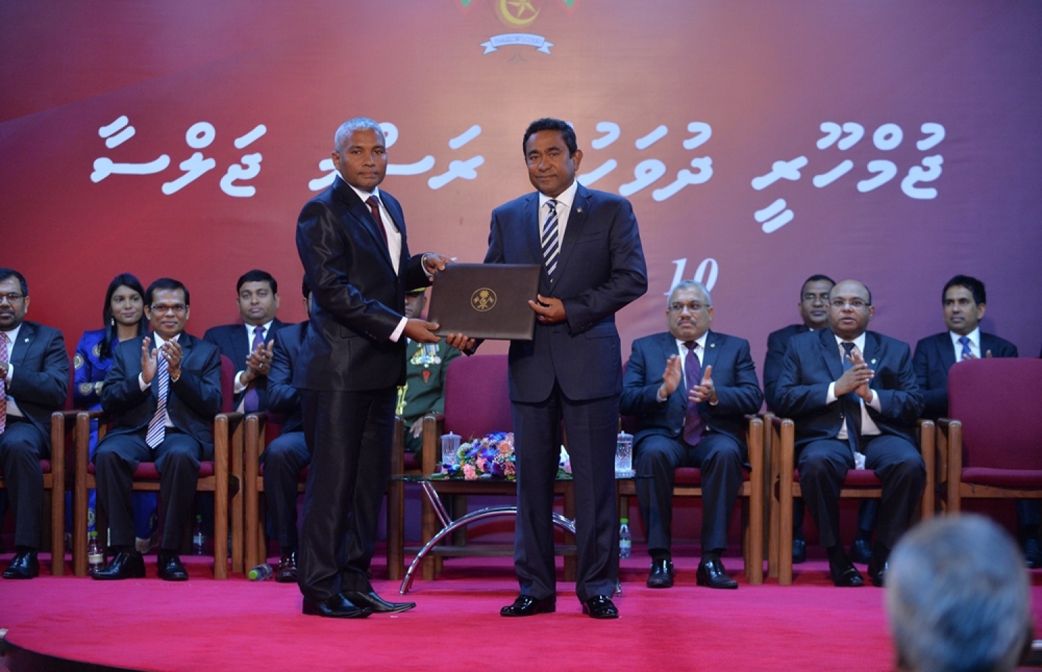 މާލެ: ނޮވެމްބަރު 10، 2016- ޖުމްހޫރީ ދުވަހުގެ މުނާސަބަތުގައި ބޭއްވި ރަސްމީ ޖަލްސާގައި، ތައުލީމީ ދާއިރާއިން ހިތްވަރު ދިނުމުގެ ގައުމީ އިނާމު އަހްމަދު އާތިފަށް ރައީސް ޔާމީން ދެއްވަނީ.---ފޮޓޯ: ރައީސް އޮފީސް