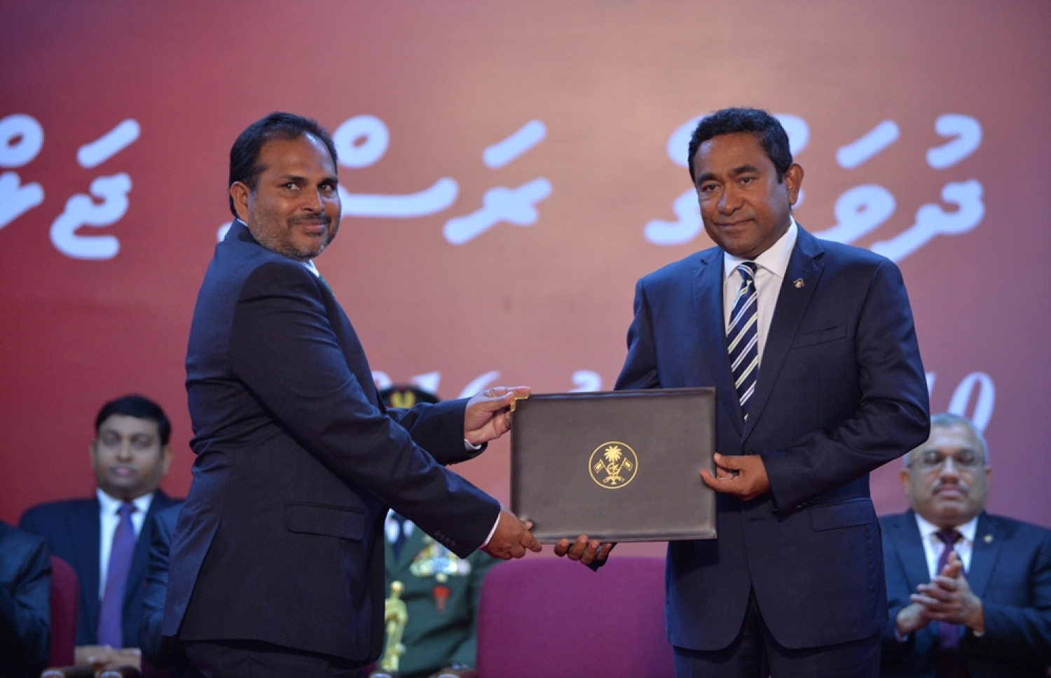 މާލެ: ނޮވެމްބަރު 10، 2016- ޖުމްހޫރީ ދުވަހުގެ މުނާސަބަތުގައި ބޭއްވި ރަސްމީ ޖަލްސާގައި، އިސްލާމްދީނަށް ހޭލުންތެރި ކުރުމުގެ ދާއިރާއިން ހިތްވަރު ދިނުމުގެ ގައުމީ އިނާމު ފ. ނިލަންދޫ ބިތްދޮށުގޭ، އިބްރާހިމް އަހްމަދަށް ރައީސް ޔާމީން ދެއްވަނީ.---ފޮޓޯ: ރައީސް އޮފީސް